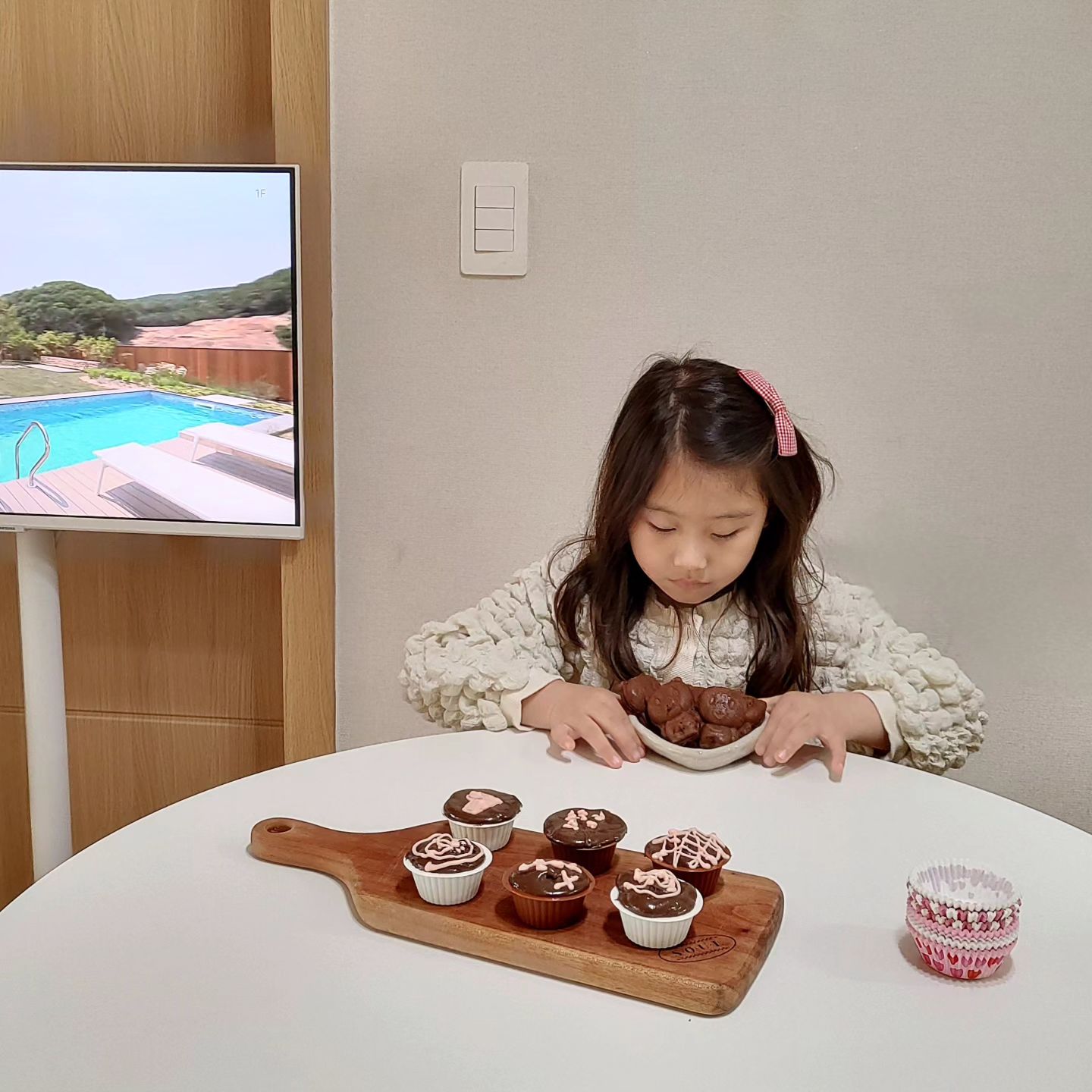 #협찬

집에서도 간편하게 만들어 먹을 수 있는
투마루 쌀로만든 쌀 머핀 반죽

저같은 요리똥손 요알못도 쉽고 편하게
만들 수 있어서 너무 좋더라구요

사용하기 편한 짤주머니로 쉽고 간단하게
해동후 구우면 완성돼요
평소 초코를 좋아하는 초코공주 지니
쌀로 만들어져 안심이에요

오븐이나 에어프라이어에 구울 수 있는데
저는 에에프라이어에 구웠는데
맛있더라구요 빵 사먹을필요 없어요 🫶 

쌀 머핀 반죽은 모카 초코 치즈 3가지
맛이 있어요

집에서 간편하게 머핀을 만들 수 있는
투마루 쌀 머핀반죽 너무 좋아요🤍

🥨 toomaru_official

#투마루 #디저트납품 #호두먹빵 #마들렌 #휘낭시에 #머핀 #쌀마들렌 #쌀휘낭시에 #쌀머핀 #쌀반죽 #쌀마들렌반죽 #쌀머핀반죽