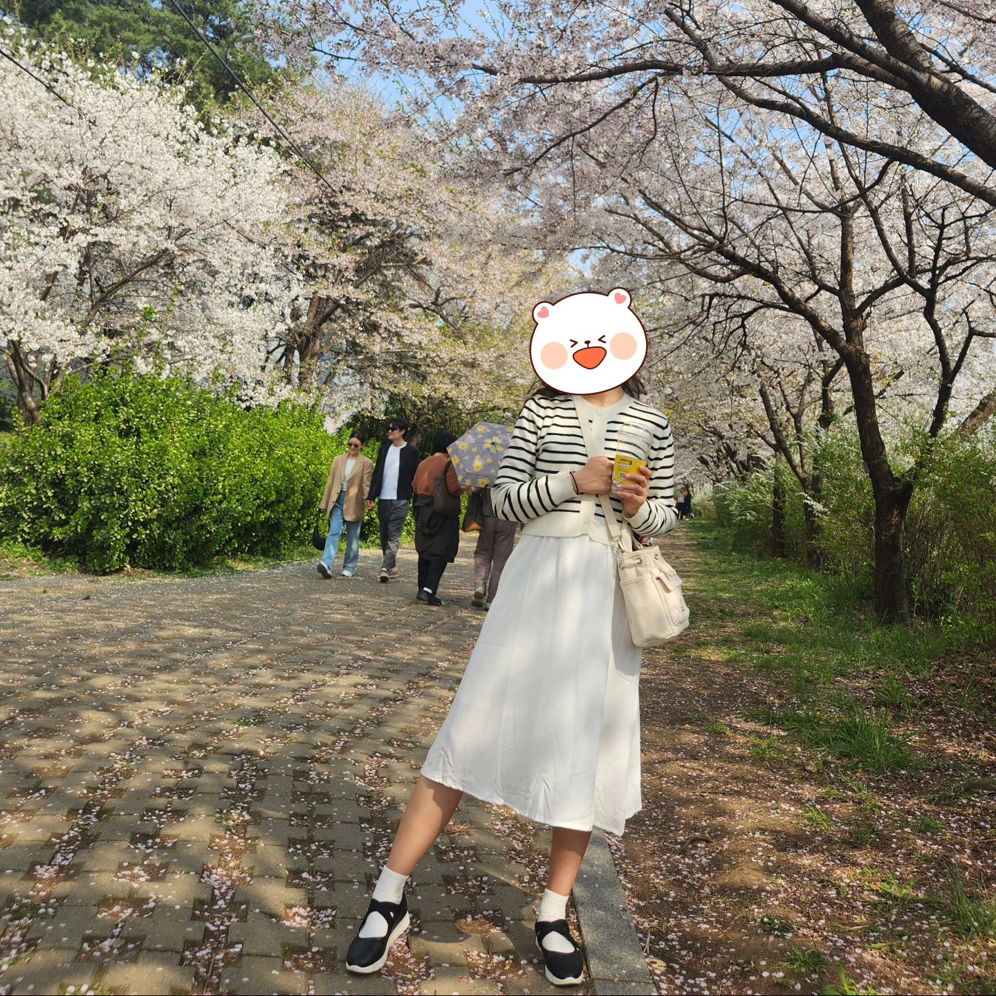 포포베이비 여름원피스! 민소매라 지금 입기에는 살짝 추웠다가 적당했다해서 가디건이랑 연출중인데 진짜 예쁘당❤️ 꽃나들이갈때도, 여름 휴양지 갈때도 딱!!
속치마가 있어서 비침도없고, 주머니가 있어서 간단한 머리끈이나 마스크같은 가벼운거 넣어두기 딱! 버튼 덕분에 허리가 잘록하게 강조되서 예쁨!!
#포포베이비 #휴양지원피스 #여름원피스