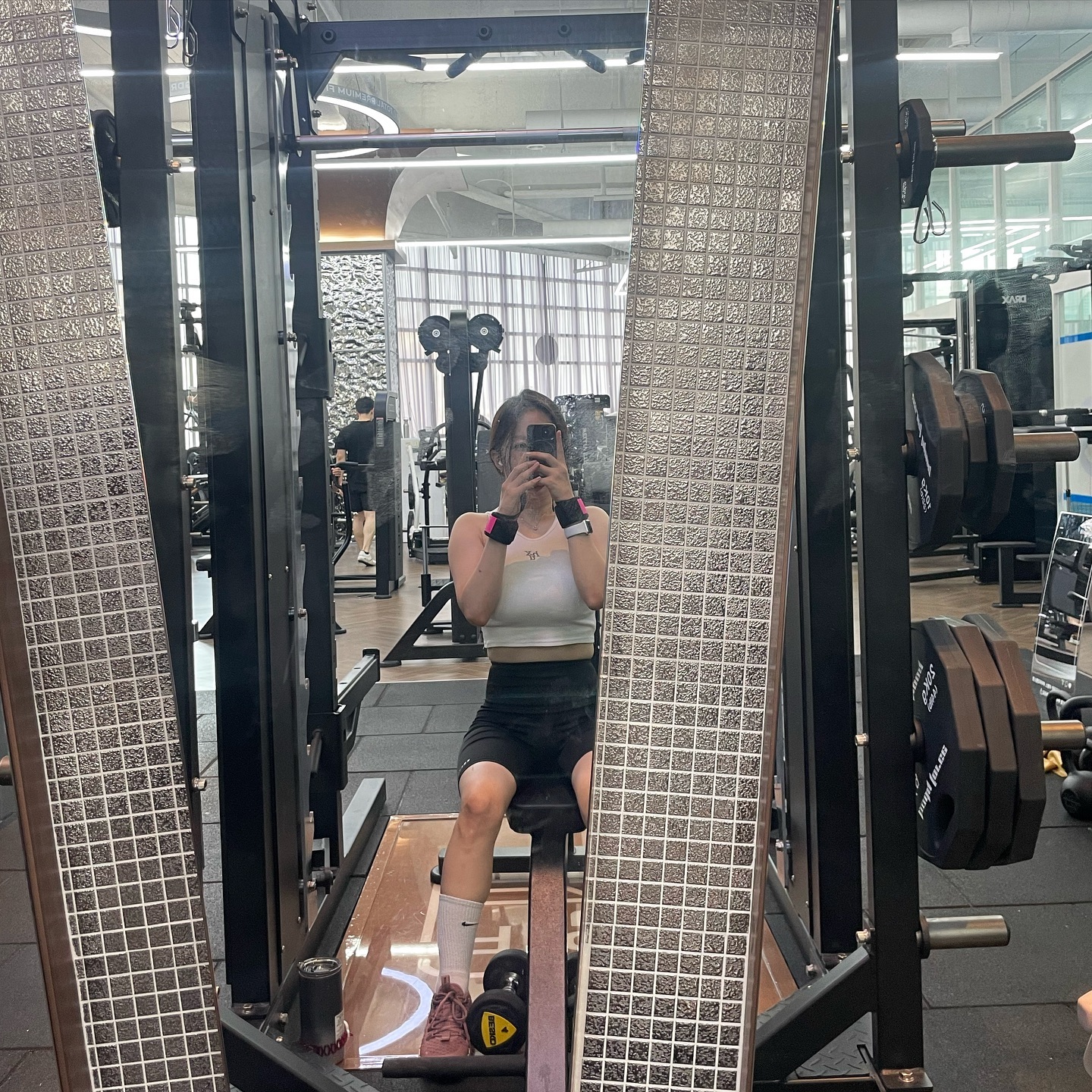 #아침운동인증 #오운완인증
✅ 어깨데이💪
-
오랜만에 어깨데이.. 오랜만에 운동하면
무게 잘 했던거 같은데.. 
아침부터 많이 졸리더니 힘도 안나네여..
낼은 운동모임 파운이니까 
등 제대루 땡겨볼게요!!💪🔥
-
자기전 피드 업로드…😶‍🌫️😶‍🌫️
다들 한주도 수고하셨습니다!!
1️⃣ 숄더프레스 중
2️⃣ 스트레칭 존
3️⃣4️⃣ 오운완 #눈바디체크