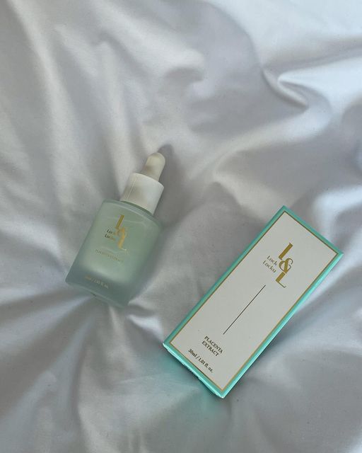 @wwwisdomm on Instagram: "#협찬 💧[락앤라쿠] 트리플 블랑쉬 앰플💙 락앤라쿠 트리플 블랑쉬 앰플은 3층 구조로 되어 있는 획기적인 기술력으로, 미백 고농축 활성 성분을 피부에 선사 시켜주는