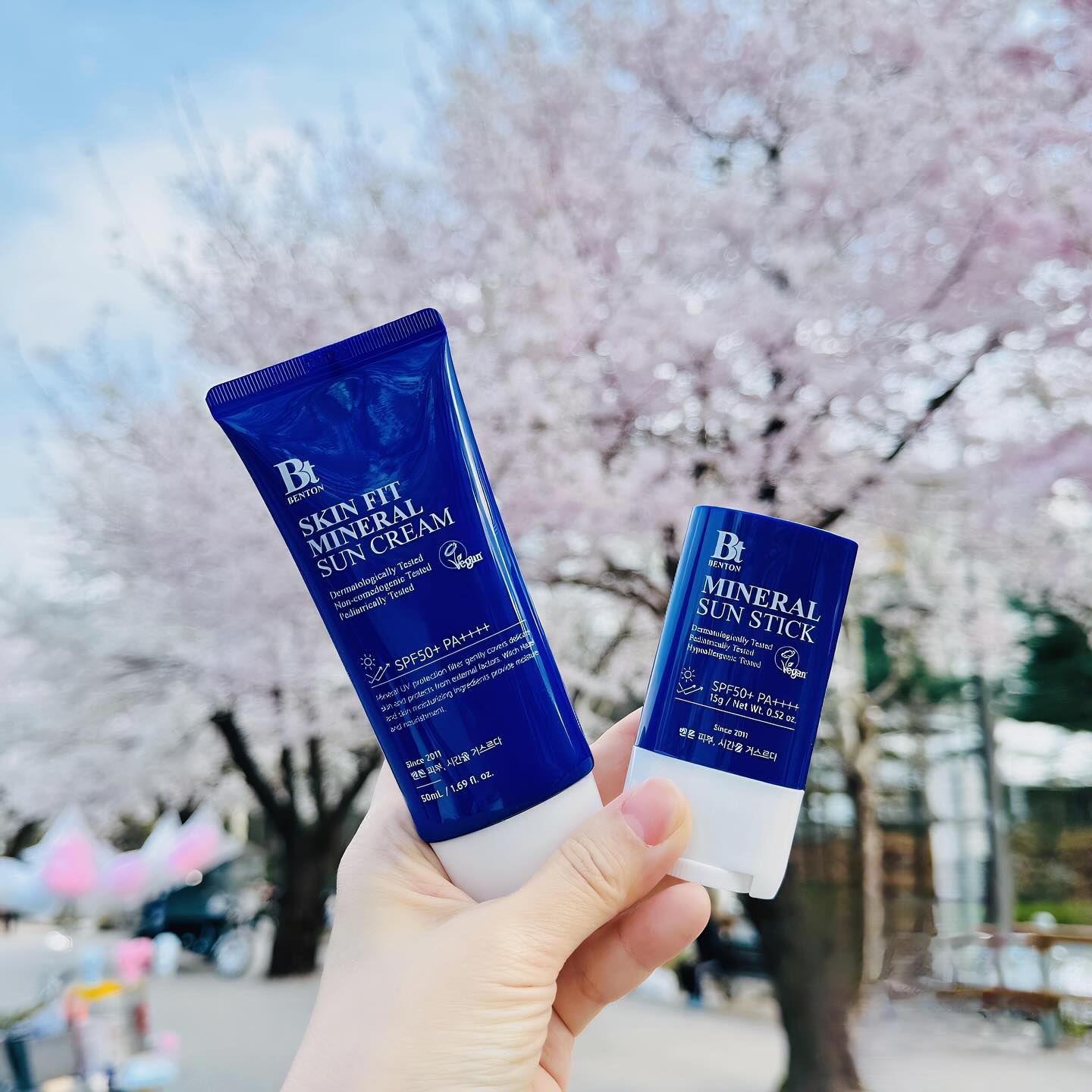 광고지만 추천‼️
사계절 필수템🌸
벤튼 무기자차 선크림 & 선스틱 🌞
 
벤튼 스킨핏 미네랄 선크림은
연약한 피부에도 백탁 걱정없이
자외선과 유해물질로부터 보호해주는데
집중한 물리적 자외선 차단 선크림인데요
 
자연스러운 착붙 톤업 선크림이라
화사하고 생기있는 피부는 물론 까다로운
유럽 임상기관에서 자외선 차단력 SPF50+ PA++++ 으로
논코메도제닉 테스트 완료와 인공향료 무첨가되었고
은은한 로즈마리 에센셜 향으로 영양가득 촉촉하고
장시간 야외 활동에도 지외선으로부터
피부를 지켜주며 모공을 막지 않는
철벽 방어 안심 선크림이예요
 
그리고 야외활동하면서 보송보송 덧바르기좋은
벤튼 스킨핏 미네랄 선크틱은 자외선이
피부에 흡수 될 걱정없는 100% 무기자차 선케어로
연약한 피부에 자극 걱정 없이 온 가족이 순하게
사용 가능한 선스틱이라 시간마다 덧바르기좋고
바른 후 끈적임 없이 가볍고 산뜻한 마무리감과
활용도 높은 휴대성으로 간편하게 사용할 수 있어요
 
 
#벤튼 #썬스틱 #스틱선크림 #썬스틱추천 #무기자차선스틱
#서핑선스틱 #끈적임없는선스틱 #선크림 #톤업선크림
#톤업선크림추천 #민감성선크림 #눈시림없는선크림 #건성선크림
#무기자차 #무기자차선크림 #미백선크림