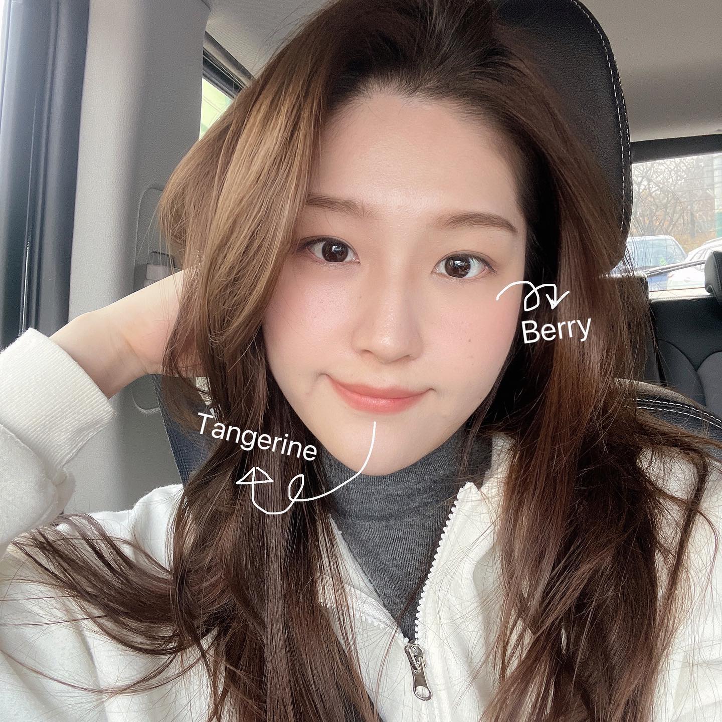 #협찬
⠀
[터치인솔]
비건어게인 래디언스 크림 블러셔 스틱
touchinsol.official
⠀
비건 콜라겐과 비타민 열매 오일이 함유되어
촉촉+생기를 연출할 수 있는 블러셔 스틱 !
⠀
저는 웜톤이지만 berry 컬러를 볼에 발라봤는데
골드 쉬머펄이 같이 있어서 그런지
둥둥 떠보이지 않더라구요😆
⠀
그리고 입술엔 tangerine 색상을 손에 덜어서
립밤처럼 발라봤는데 촉촉하니 좋았어용ㅋㅋㅋ
대신 볼에 바르는 것만큼 색상이 선명하진 않아요!
⠀
블러셔 스틱이지만 손으로 문질문질해 준 뒤
볼에 톡톡 바르는 게 양 조절하기 쉽고
자연스럽게 발색된답니당 ☺️💕
⠀
⠀
⠀
⠀
#터치인솔 #touchinsol #크림블러셔 #쿨톤블러셔 #볼터치추천 #스틱블러셔 #블러셔추천 #핑크블러셔 #코랄블러셔 #웜톤블러셔 #볼터치 #크림치크 #치크
#블러셔스틱#자연스러움
⠀
⠀
⠀