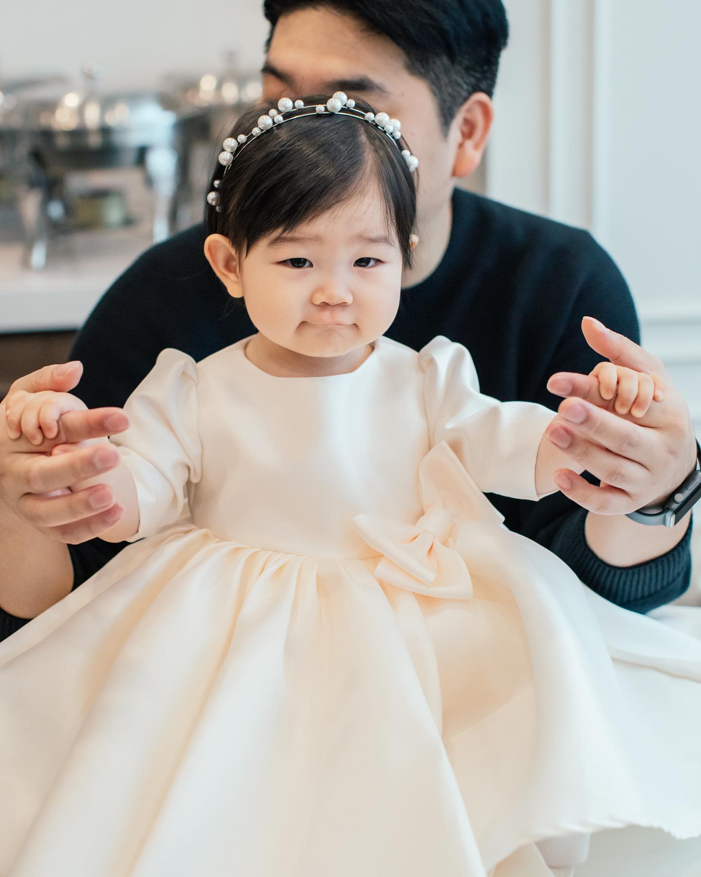 사랑하는 우리 으누 첫 생일💘
은우가 6시쯤 태어났으니 작년 오늘, 지금 이 시간이 초죽음의 진통을 겪던때다! 😖 힘들었던 임신과 임신기간 하나님은 으누를 통해 나를 위로하셨다. 키우면서는 그토록 조마조마했던 작은 아기가 너였다니 문득 아이의 존재가 나를 울컥하게 했다. 

오늘 날까지 건강하게 예쁘게 자라줘서 고마운 우리 딸래미.
이제까지 지켜주시고 돌봐주심에 감사하며 
하나님과 사람 앞에 더욱 사랑스러워지길 기도할게🙏🏻

생일축하해, 사랑해❤️
#내귀염둥이사진꽉꽉눌러담기
