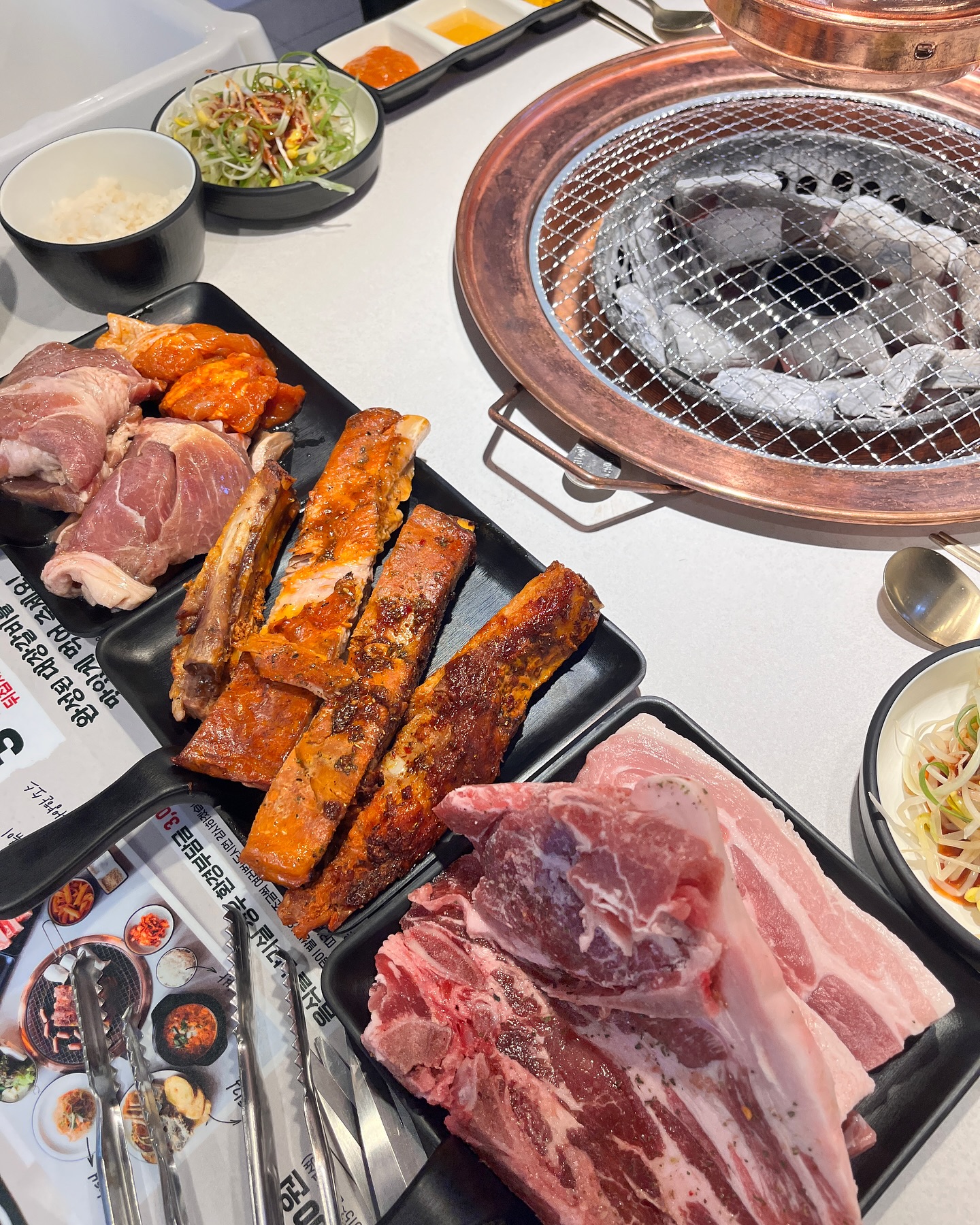 #협찬 #육미제당 #무한리필 #대장갈비
.
대장갈비를 무한리필로?!
국내최초 대장갈비 무한리필 육미제당 다녀왔어요 
성인 19900원으로 저렴하게 프랜치랙부터 
통삼겹, 양념갈비 닭갈비까지 취향대로 
다양하게 즐기기 좋아서 가족외식으로 최고👍🏻
보통 무한리필과는 다른 고급진 고기들이
정말 매력적이에요✨
.
특히 프랜치랙이 맛이 일품이였어요 ☺️
역시 고급진 부위라 맛도 일품이네요
대장갈비는 텍사스바베큐맛과 
한국식 양념갈비맛이 있어 취향대로 뜯기 좋아요 👍🏻 
초벌되어있어 뒤집지 않고 3분만 구워주면 완성 
스타트로 빠르게 먹기 좋아요☺️
.
고기뿐만 아니라 치킨 피자 떡볶이 쏘야 볶음밥 등등
뷔페메뉴도 다양하게 있는데 음료도 무한리필이에요!
특히 치킨이 너무 맛있어서 감동💕 
사이드메뉴인 냉면과 비냉으로 깔끔하게 입가심 필수
전문점 못지않은 맛과 넉넉한 양! 꼭 함께 즐겨보세요 
찐 만족스러운 가족외식이었습니다🩵🩵🩵
.
📍경기 안양시 동안구 경수대로 911 (비산동) 1층
  이마트 맞은편
🚘주차 여유로움 매장 주변과 앞 가능🆗
👶🏻아기의자 식기 준비되어있어요🆗
.
💕캐치테이블로 웨이팅도 가능💕
➡️https://app.catchtable.co.kr/ct/shop/6mijedangan

💕업계 최단기간 7개월만에 90호점 달성✨
 육미제당 창업 모집중💕
➡️ http://6me.co.kr
.
 #비산동맛집추천 #비산동맛집 #비산동고기집 #프랜차이즈 #고기집 #고깃집 #고깃집창업 #오늘뭐먹지 #고기집창업 #삼겹살 #닭갈비 #돼지갈비 #프렌치랙