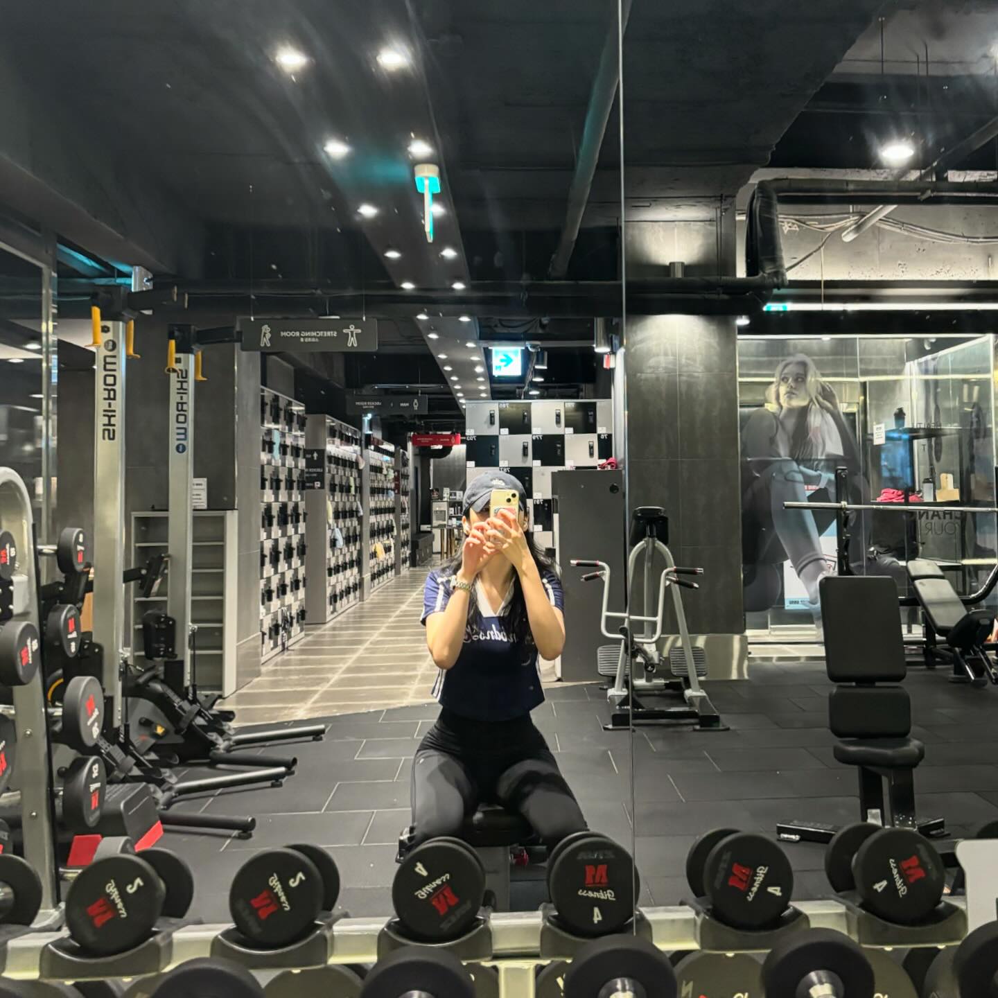 등운동했어요🎶
토요일이라 그런가 헬스장에 사람들이 별로 없었어요!
However, 등 운동하는 사람들은 왜 이렇게 많을까요?
눈치싸움 장난 아님🥹