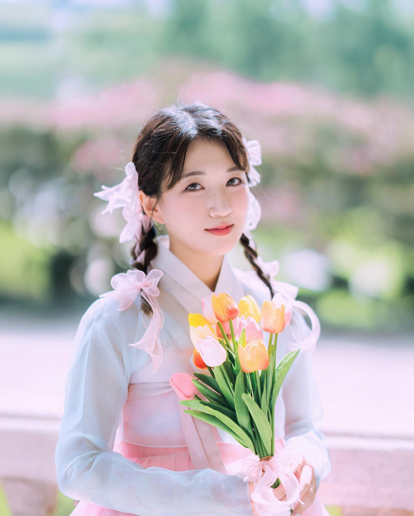덕수궁에 배롱나무 꽃이 만개했습니다
올해는 꽃들이 빨리 피네요｡°(ᴗ_ ᴗ。) °｡

한복과 오간자리본 조합 넘 사랑스럽지 않나요💗
꽃분홍 배롱꽃과 한복스냅을 담아보세요🎀
