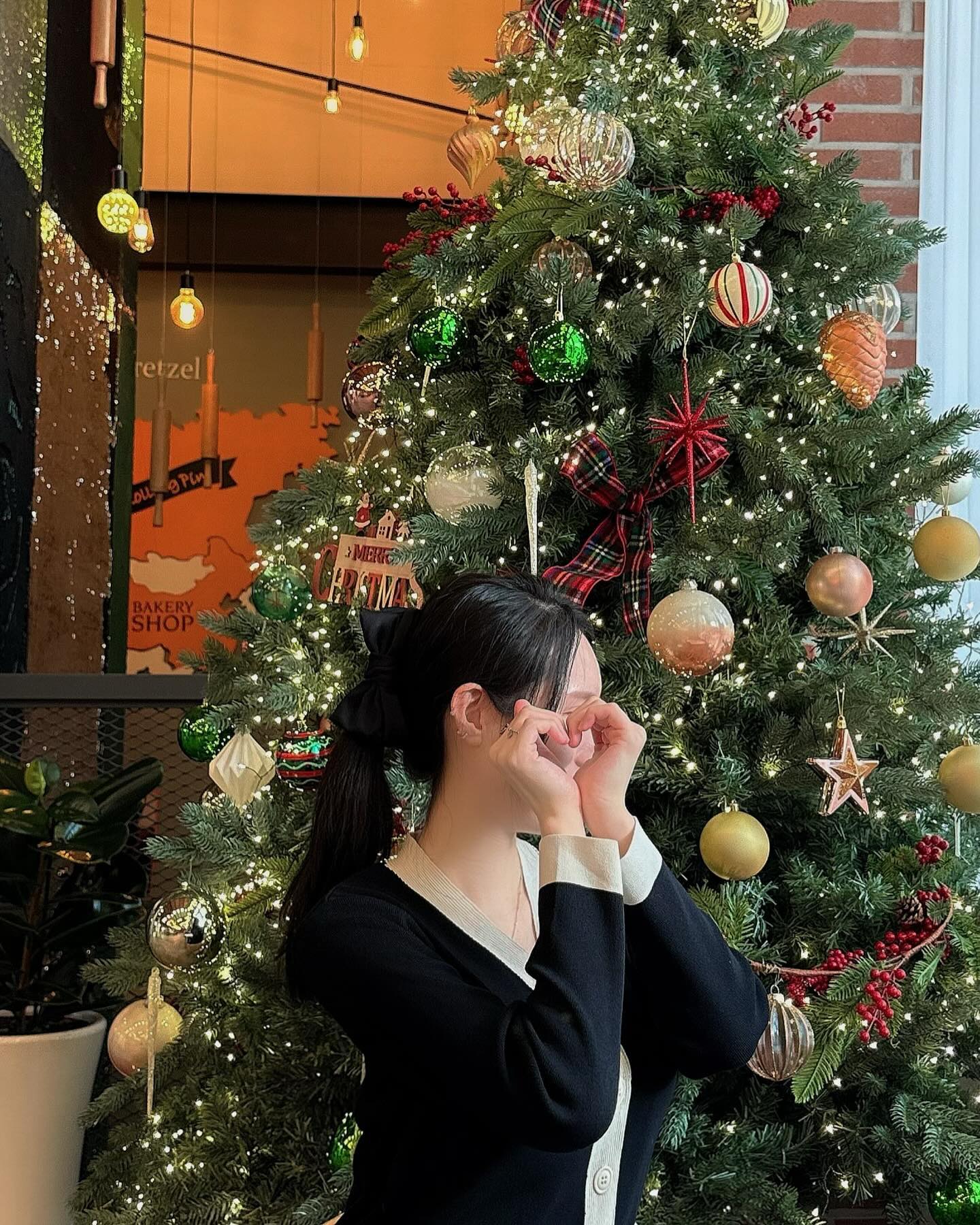 #협찬 크리스마스 분위기로다가🎄 롤링핀 오산점 (대형 베이커리 카페)

합리적인 메뉴구성과 가격으로 가성비 가득한 네가지의 브런치 메뉴가 있는 대형카페 롤링핀 오산점🤎

큰 규모 매장으로 1,2층 포토존 & 다가오는 크리스마스로 매장 곳곳에 트리가 있어 사진찍기도 딱!!
rollingpin_osan 
-
-
-
-
#먹스타그램 #맛집투어 #카페투어 #디저트그램 #오산카페 #대형카페추천 #오산카페추천 #오산브런치 #오산베이커리 #오산맛집추천 #건강빵집 #오산데이트 #오산핫플 #카페 #카페추천 #경기도카페 #경기도대형카페 #대형카페 #브런치 #브런치카페 #ff #먹방 #먹스타 #먹팔 #동탄카페추천 #동탄 #경기도카페 #카페추천 #대형카페추천 #크리스마스트리 #크리스마스 #분위기좋은카페