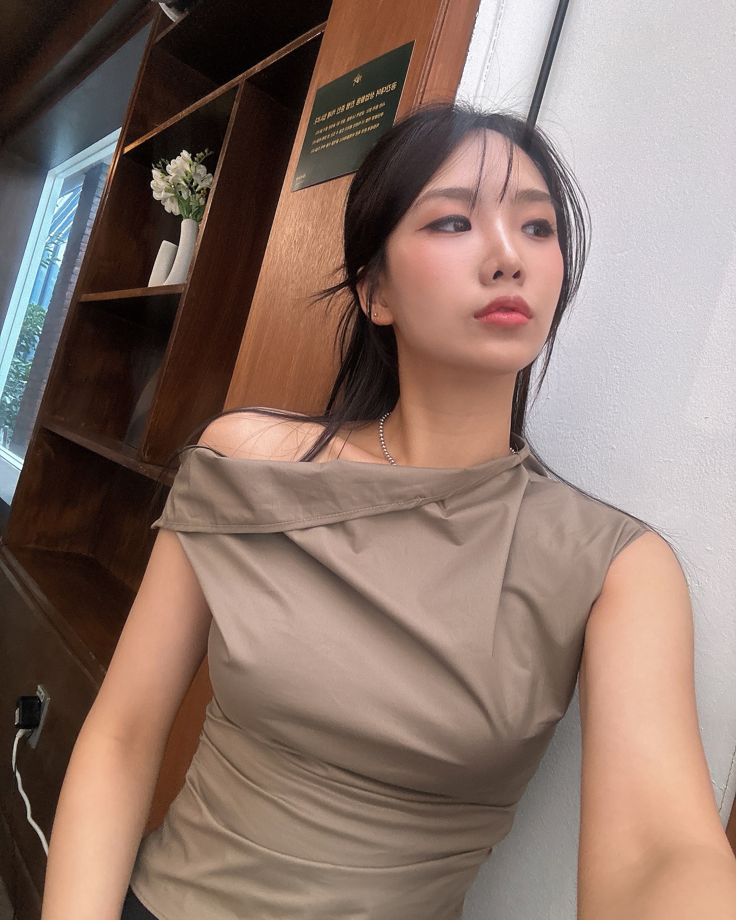 가을신상 업뎃예정,,🫶🏻
초가을 오프숄더포기못햄!!
와이드팬츠, 부츠컷, 청바지 다잘어울림..
나의픽은 카키색으로 가을느낌살리면서 실루엣은 예쁘게💓