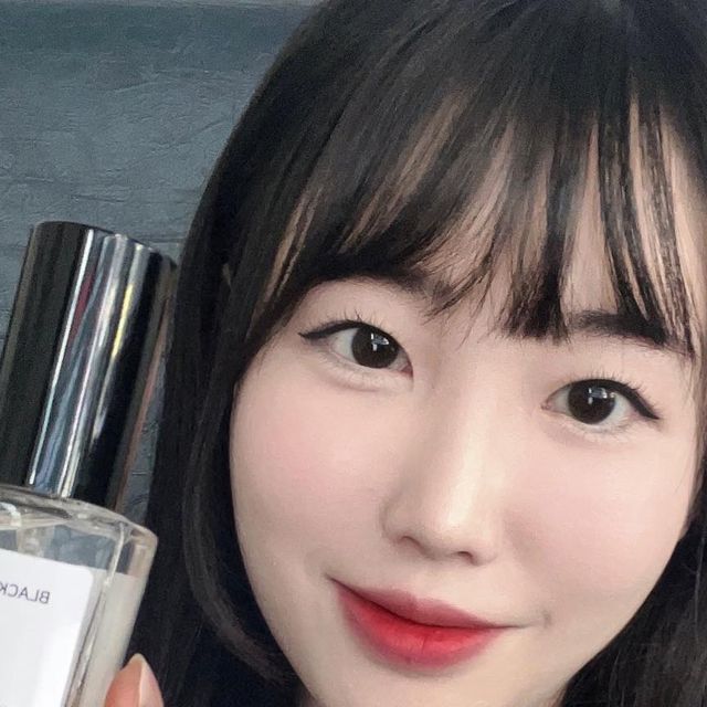  은별 on Instagram: "#광고 블랙하비 향수 [크림클라우드 향]

블랙하비란 어두운(Black) + 취미 (Hobby)라는 뜻으로
내면 속 숨겨진 당신만의 취향을 찾아드리는 향수 쇼핑몰 이랍니다~! 사탕수수를 발효시켜 착즙하여 만든 향수 베이스를 사용하여 제조되며, 방부제와 유해한 화학성분이 들어가지 않아 안전하게 사용할 수 있고, 총 500종의 향기를 판매하고 있다고 해용😍
제가 선택한 향은 크림클라우드 향인데, 향기가 정말 호불호 없이 누구나 좋아할만한 섬유유연제 향 이라서 데일리로 뿌리기 좋아요!
여성분들 뿐아니라 남성분들도 좋아하실 향 같아요!
은은하고 포근한 코튼향을 좋아하신다면 블랙하비 크림클라우드 향수 강추해요!🫶🏻

#광고#향수#향수추천#향수선물#선물추천#니치향수#수제향수#남자향수#여자향수#드레스퍼퓸#섬유향수"