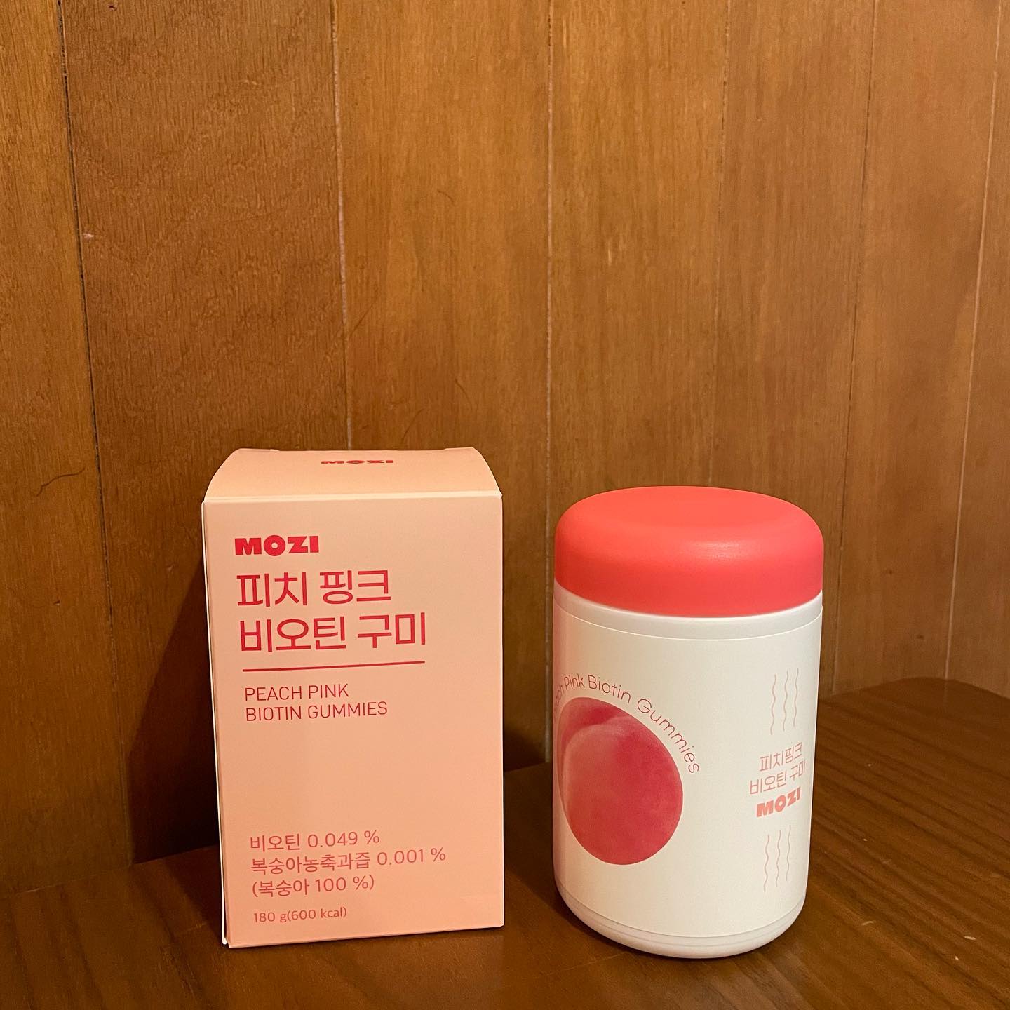 #협찬 #광고

🍑모지의 피치핑크 비오틴구미🍑
-
고함량 비오틴 섭취가 필요하신 분🙋🏻‍♀️
활발한 에너지 생성을 원하시는 분🙋🏻‍♀️
건강유지 및 증진을 원하시는 분🙋🏻‍♀️
다들 요 복숭아맛 젤리로 관리해보세용! 헤어케어 전문 브랜드라 탈모, 머릿결 걱정이신분들도 젤리로 간단하게 관리해보세용! 쫀독쫀독 맛도 있고 건강도 챙기고🩷
.
.
.
#모지 #피치핑크비오틴구미 #비오틴구미