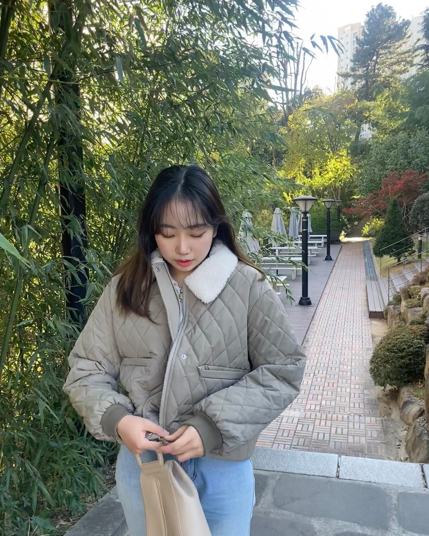 #ad 
commonunique_official commonunique_store 
지금 날씨에 입기 좋은 커먼유니크의 퀄팅패딩☁
가볍고 얇아서 데일리로 입고다니기 최고,,개인적으로 주머니와 양털카라가 너무너무 귀엽다🫢

.
#커먼유니크 #commonunique #협찬 #광고 #패션스타그램 #스트릿패션 #패션 #데일리룩 #데일리룩코디 #쇼핑몰추천 #kfashion