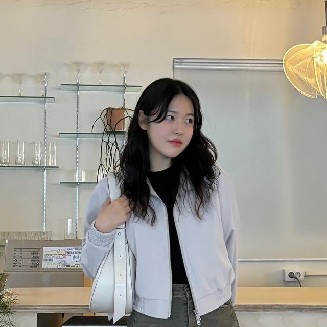 빈이🎀 on Instagram: "#광고 너무너무 예쁜 @vivabrown_official 의 🧸85-VIVA011 [Neutral] Curved Cutting Point Jacket 요즘 페미닌룩에 빠져있는 중인데! 이 자켓이 은은한 광택감으로 고급스러운 무드가 돋보