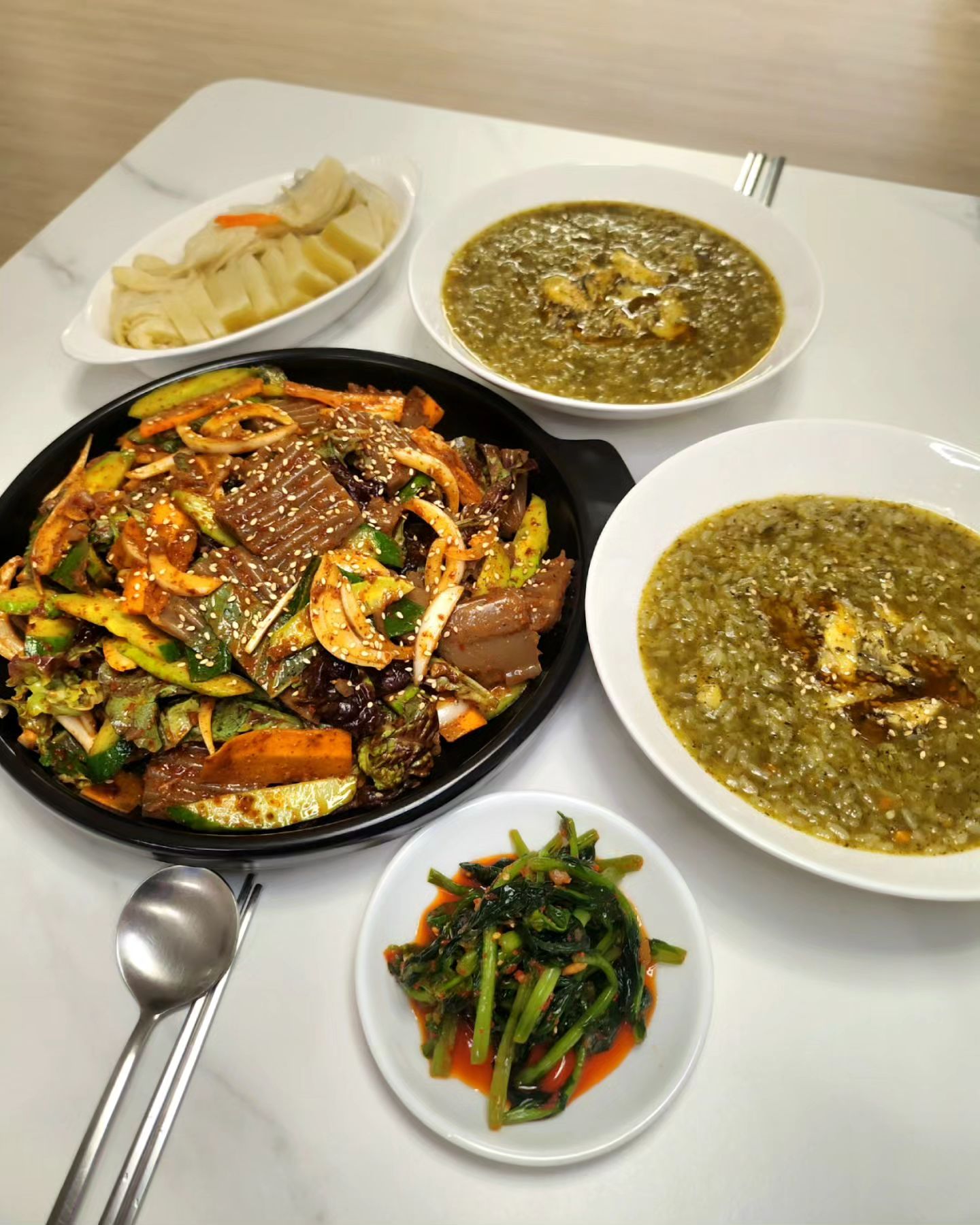 #슬이네🍚🥢🍺
내가 했지만 진짜 끝장나는 전복죽과 
#도토리묵무침 🥗

살아서 꿈틀대는 왕싱싱한 전복을 선물 받아서
내장 갈아서 #전복죽 끓였는데~~

#전복 냉동실 들어가기 전에 싱싱할때 flex 😎💸
5마리 넣었더니.. 이건 뭐 녹진하고 고급지고~
너무 고소하고 감동적인 맛이었다..😭

#도토리묵 도 야채 듬뿍 넣고 양재기에 버무려서 
들깨 가루랑 들기름 팍팍!

계량도 안하고 양념통째 툭툭 털어 넣었는데도
간이 완전 딱👏👏👏👏👏

오늘 저녁은 내가 만들고는.. 
호들갑 떨면서 너무 맛있게 먹음ㅋㅋㅋㅋㅋ

만수르 부럽지 않은 전복죽 이었다🥹

.
.
.
.
.
.
.
#집밥#홈쿡#신혼#신혼밥상#저녁밥상#신혼저녁밥상#홈술#노동주#안주#술상#맛스타그램#쿡스타그램#먹스타그램#가정식#자취요리#선팔맞팔#먹팔환영