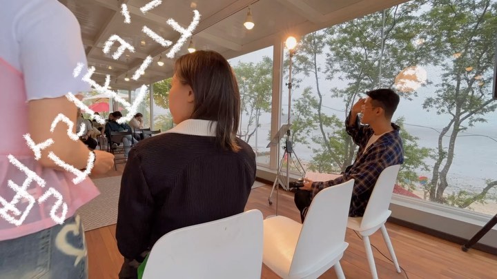 🎤뻘소리 토크쇼, 두번째 이야기🎤
-
“자전거를 타다 문득
햇살이 그려낸 제 그림자를 보게 됐어요.
그 그림자는 저보다 훨씬 크더라고요.
마치 자연이 저에게 
너는 지금의 네가 걱정하고 불안해하는 것보다
훨씬 큰 존재야, 라고 말해주는 것 같았어요.”
-뻘소리 토크 중

내가 실은 전시를 통해 전하고 싶었던 모든 이야기.
우리는 모두 자연에서 온 꽃이고, 별이라는 것✨

두번째 뻘토크도 성공적❣️
우중에도 찾아주셔서 감자합니다🥔🥔

#전시26일차 #전시일기