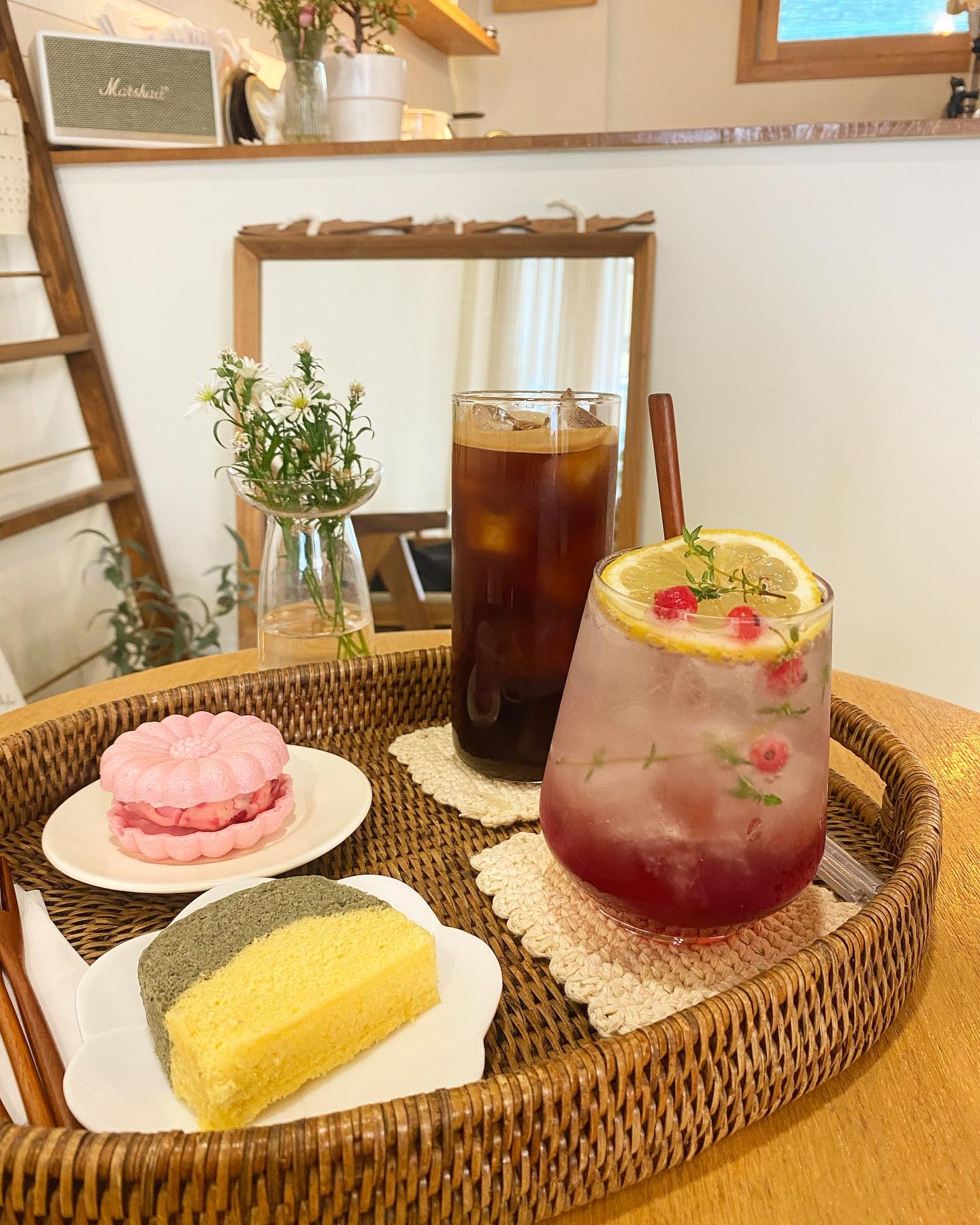 📍서홍다과
👉문경 오미자 에이드, 아메리카노, 쌀 카스테라(단호박&쑥), 딸기 모나카👈

밤리단길에 위치한 아기자기한 디저트 카페, 서홍다과☕
카페는 작지만 그 작고 소소한 매력이 돋보이는 곳이에요☺
특히 아기자기한 다과들로 귀여운거 좋아하는 저는 완전 취향저격 당해버렸어요🔫
음료랑 디저트 전부 먹고 싶은 것이 넘 많아서 고르기 어려웠던..ㅎ
우선 제가 먹었던 오미자 에이드는 많이 달지도 않고 적당해 더 맛있었고 다과랑 함께 먹어도 딱인 에이드였어요😆
쌀 카스테라 맛은 3가지 종류가 있는데 버터, 우유, 밀가루 없이 쌀, 앙금, 계란, 천연가루로 만들었다해서 더 좋더라구요❤
제가 방문했을 당시엔 그 중 2가지는 품절이라 선택권이 없어서 아쉬웠지만 그래도 맛있어서 만족쓰😋
모나카는 앙버터, 딸기 이렇게 2가지가 있는데 전 딸기로 선택!🍓
은은하게 나는 딸기맛도 괜찮았지만 앙버터가 더 맛있었으려나 싶어 궁금해졌어요..!🤔
그리고 여기 화과자도 유명한 것 같은데 또 방문해서 다른 메뉴랑 해서 한 번 먹어보고 싶네용ㅎㅎ
주변에 방문하실 일 있으시면 한 번 가보세요😄
.
.
#서홍다과 #밤리단길 #밤리단길카페 #밤리단길카페추천 #풍산역카페 #일산카페 #정발산카페 #카페추천 #고양카페 #카페투어 #카페스타그램 #일산카페추천 #일산카페투어 #카페그램 #카페디저트 #밤리단길데이트 #먹스타 #맛스타 #먹스타맞팔 #맛스타그램 #먹스타그램 #오늘뭐먹지 #먹팔 #맞팔은댓글 #리뷰 #리뷰스타그램 #dessert #cafe #café #review