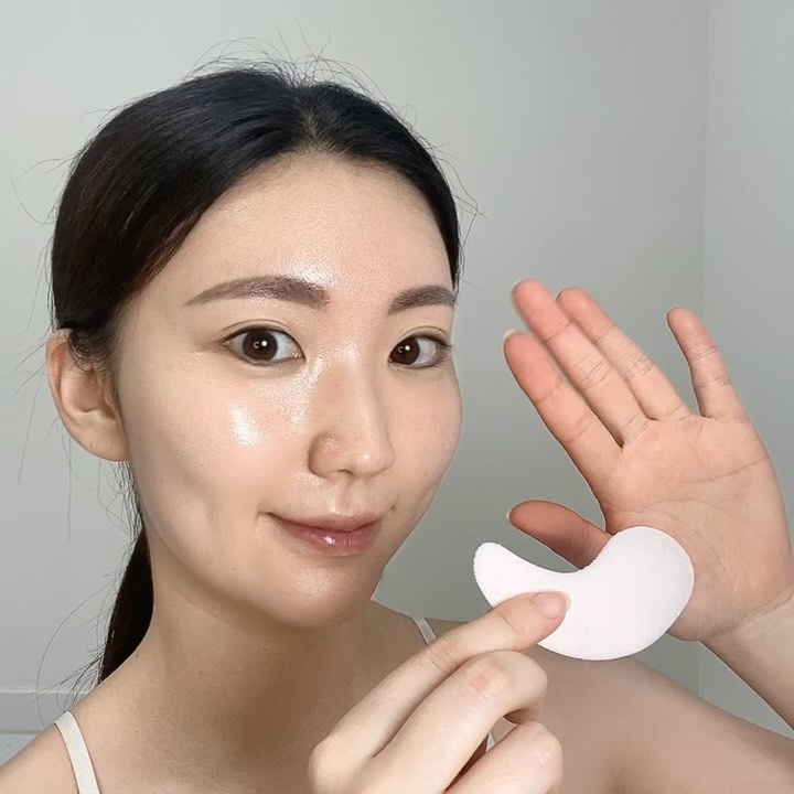#협찬 스페셜한 나이트 케어🌙✨
믹순 멜팅 콜라겐 아이 필름 + 믹순 멜팅 콜라겐 넥 앤 포헤드 필름

순식간에 녹아 드는 멜팅 콜라겐으로 집중 홈케어 하세요!
집중 5일 관리로 탄력 있는 피부 가꿀 수 있답니다🫶🏻

✔️고농축 함유된 콜라겐이 피부에 빈틈 없이 밀착!
빠르게 흡수되고, 피부 표면에 별다른 느낌이 들지 않아
굉장히 신기했어요 😮

피부에 답답한 느낌이나 어떠한 느낌이 거의 나지 않고
그냥 나 미스트만 뿌렸나? 이런 느낌이에요 ㅋㅋㅋ

✔️콜라겐, 히알루론산, 글루타치온 3가지 성분으로
눈가, 이마, 목 케어가 가능한 3중 케어💕

팔자 주름 쪽에 붙여줘도 좋고,
특히 목 케어용 필름이 따로 있어 정말 좋더라구요!
사이즈가 넉넉~~해서 마음에 들었어요😊

집중 나이트 케어용이지만 넘나 간편한 사용법,
시간이 오래 걸리지도 않고!
피부 표면에 답답하거나 어떠한 느낌이 들지 않아 더욱 굿👍

간편하고 쉬운 집중 나이트케어가 필요하다면,
탄력 있는 피부 관리가 필요하신 분이라면
믹순 멜팅 콜라겐 아이 필름과 멜팅 콜라겐 넥 앤 포헤드 필름
한번 사용해 보세요☺️

#믹순 #믹순멜팅콜라겐필름 #믹순신제품 #멜팅콜라겐필름 #콜라겐필름 #홈케어 #나이트루틴 #mixsoon #kbeauty