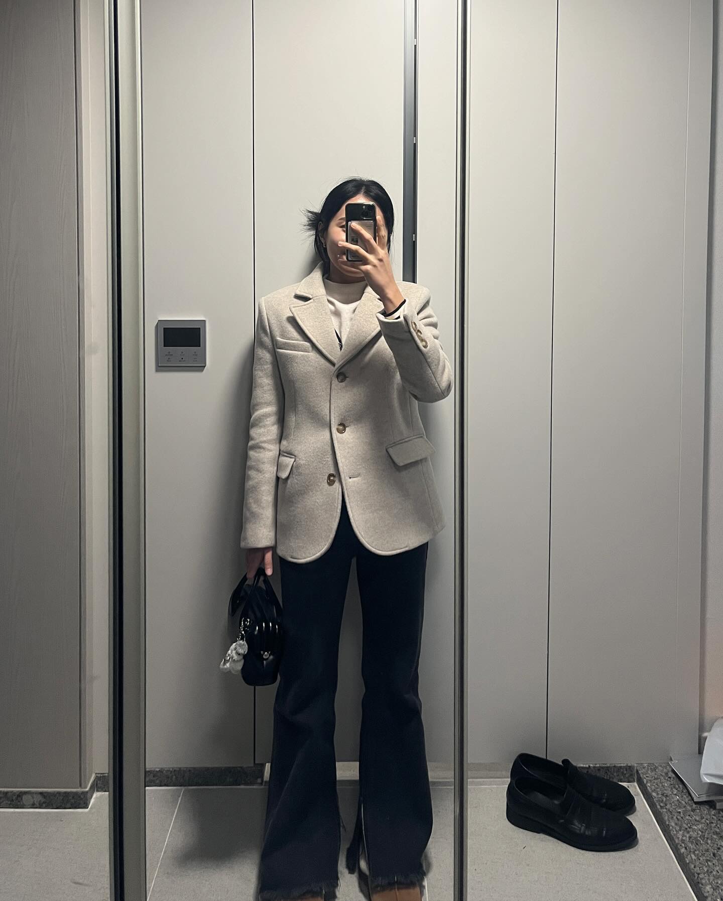 #오늘의코디 난 이미 퇴근했지롱😜 모두모두 해피설💖
라인 잡힌 각진 울자켓 좋아하는편이에요🫶🏻
세일할때 득템하면 기분이가 아주 좋답니다아!! 메리노울100%%
 
 ➰싱글브레스티드 울하프코트(오트밀)-소어(soar)

#나형_데일리룩 #출근룩코디 #직장인룩 #데일리룩패션 #데일리룩코디