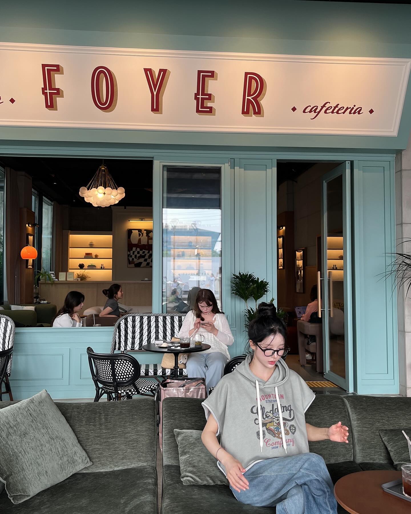 이태원 신상카페 cafefoyer.seoul 선호랑 💟
날씨요정? 덕분에 비안와서 야외테이블 앉움 첵오
우리둘다 해외 아니냐며 .. 부니기도 조쿠 
❕초코라떼 완전 달달구리하고 맛있 추천추천❕

#이태원 #카페 #이태원카페 #카페포이어 #카페추천 #서울카페 #서울카페추천 #신상카페 #데이트추천 #한남동카페 #한남동