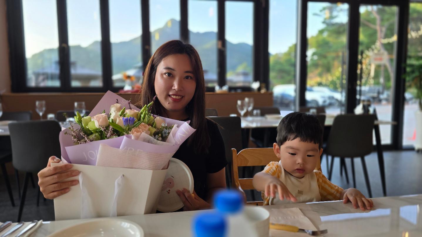 찐짜롱♥️ 생일 
윤제랑하는 추카^^

#생일축하해 #아내 #엄마와아들 #육아맘 #꽃 #누가꽃이게 #추카추카 #사랑해