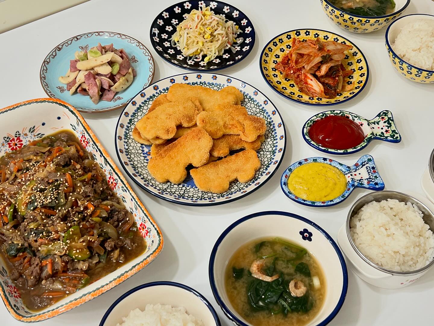 .
주말아침밥상!

소불고기랑 작은아드님이 요청하신 타요 치킨너겟 굽굽하고
금금치가 된 시금치 할인 하길래 사다가
건새우 넣고 국끓였더니 넘 마시따!!!!

얼렁 밥먹고 나가보쟈

#주윤이네식탁