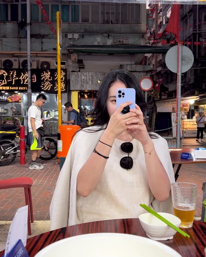 홍콩 로컬 분위기를 제대로 느끼기위해서
홍콩 다이파이동에 다녀왔습니다.
제가 사실 촌스러운건지 고수도 못먹고 음식향에 예민해요.
그래서 사실 홍콩와서 음식안맞을까봐 걱정했는데
가는 곳 마다 왜이렇게 맛있는지..
원래도 포장마차 분위기는 좋아하는 터라
이번엔 다이파이동 도전!!
사실은 조금 제 입맛에 안맞을 줄 알았거든요.
오로지 분위기 하나 믿고 간거였는데
이게 왠걸 너무 맛있더라구요..
현금결제만 되는데 저희는 현금이 부족해서
맥주한병에 게요리 하나에 끝🥹
아쉽지만 다음홍콩여행에는
다이파이동 일정을 좀 더 제대로 잡아볼 예정이에요.
📍홍콩식 포장마차거리
📍현금결제