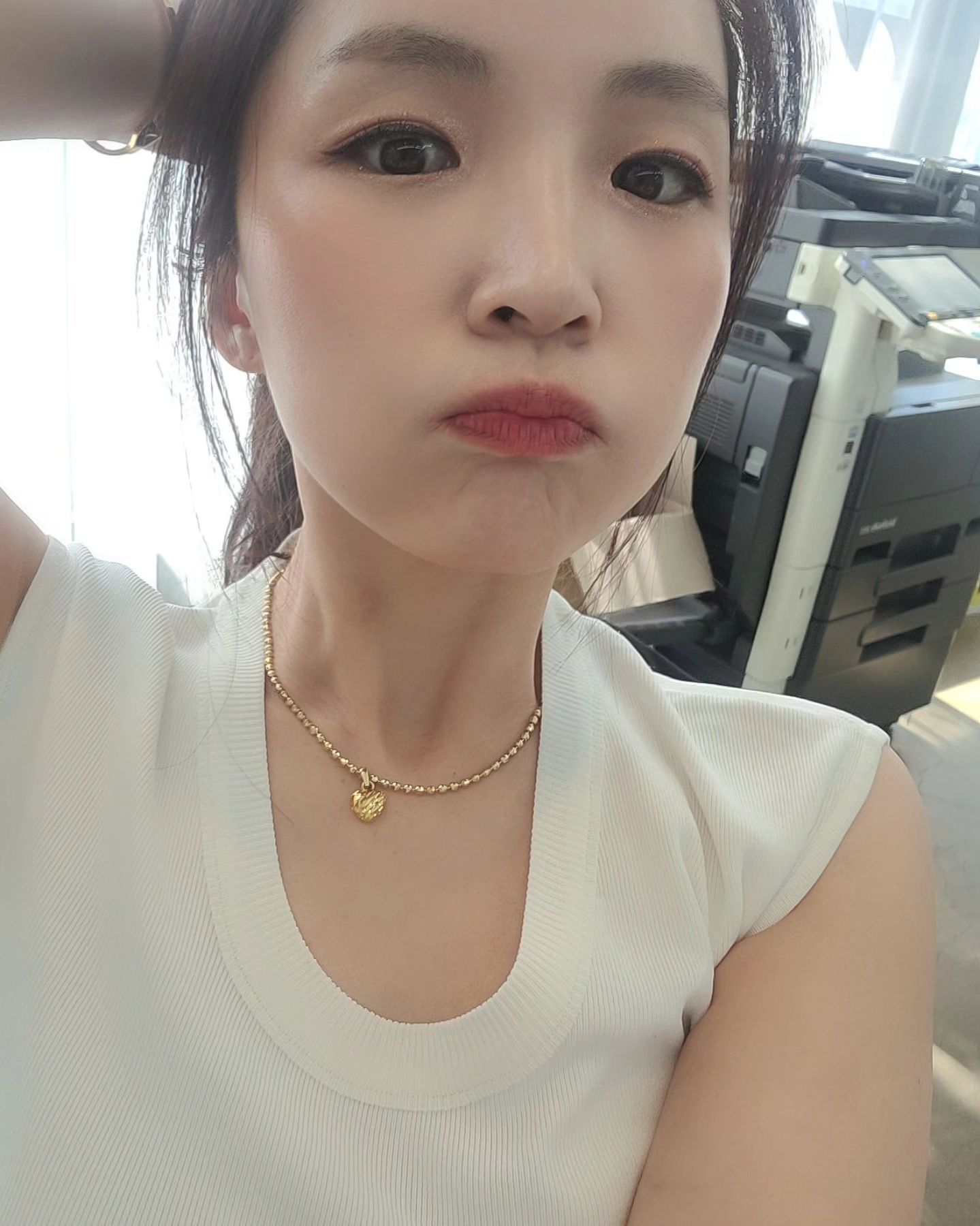 괜찮아!! 나는 괜찮아!!
지금은 내가 더더더 강해져야해~
내가 주저 앉음 안되는거야!!
나는 큰딸이고 누나고 아내고 엄마니까~
눈물 따윈 사치야!!
한숨 따윈 필요없어~
앞만보고 달려가자..할수있고 해야만해!!

근데 #나도사람이라 #속상하긴해
#거기까지만 #힘내자