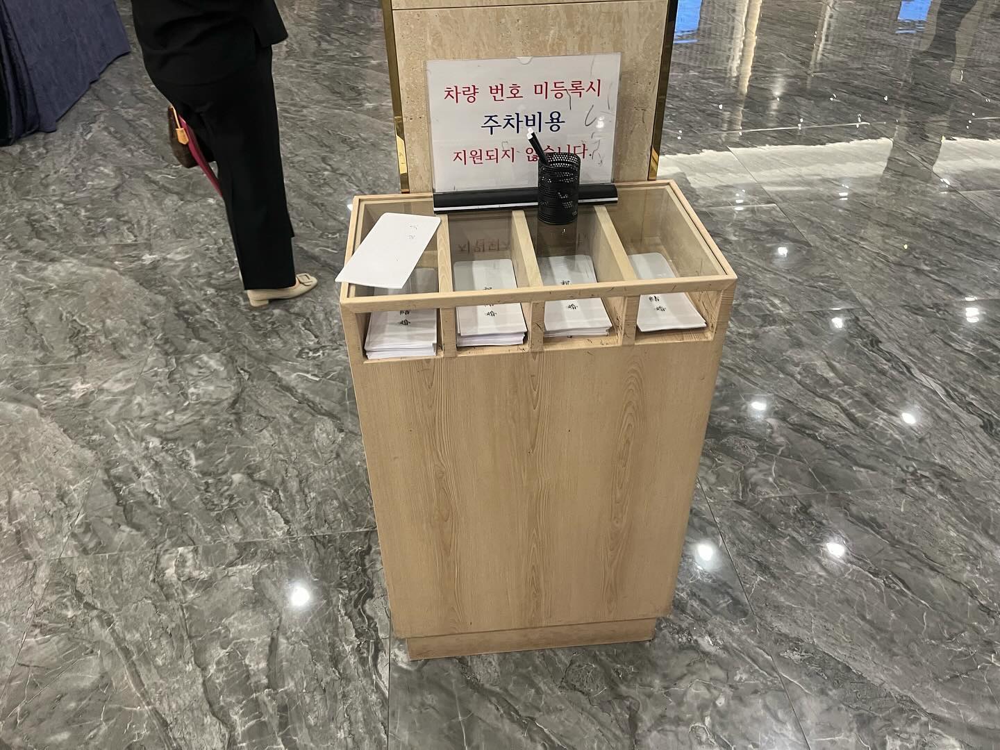부천역에 위치한 채림웨딩홀
생각보다 층고도 높고 로비도 넓찍하고 축의봉투와 작성할 수 있는 축의대까지 마련 되어있어 편리하다

#다이렉트결혼준비 #결혼준비 #결혼 #웨딩홀 #예물 #예복 #한복 #베뉴추천 #웨딩홀추천 #스튜디오촬영
direct.wedding 다양한 포인트 혜택과 많은 제휴업체 보유로 결혼 준비하기 편하니 다이렉트 결혼준비 추천!