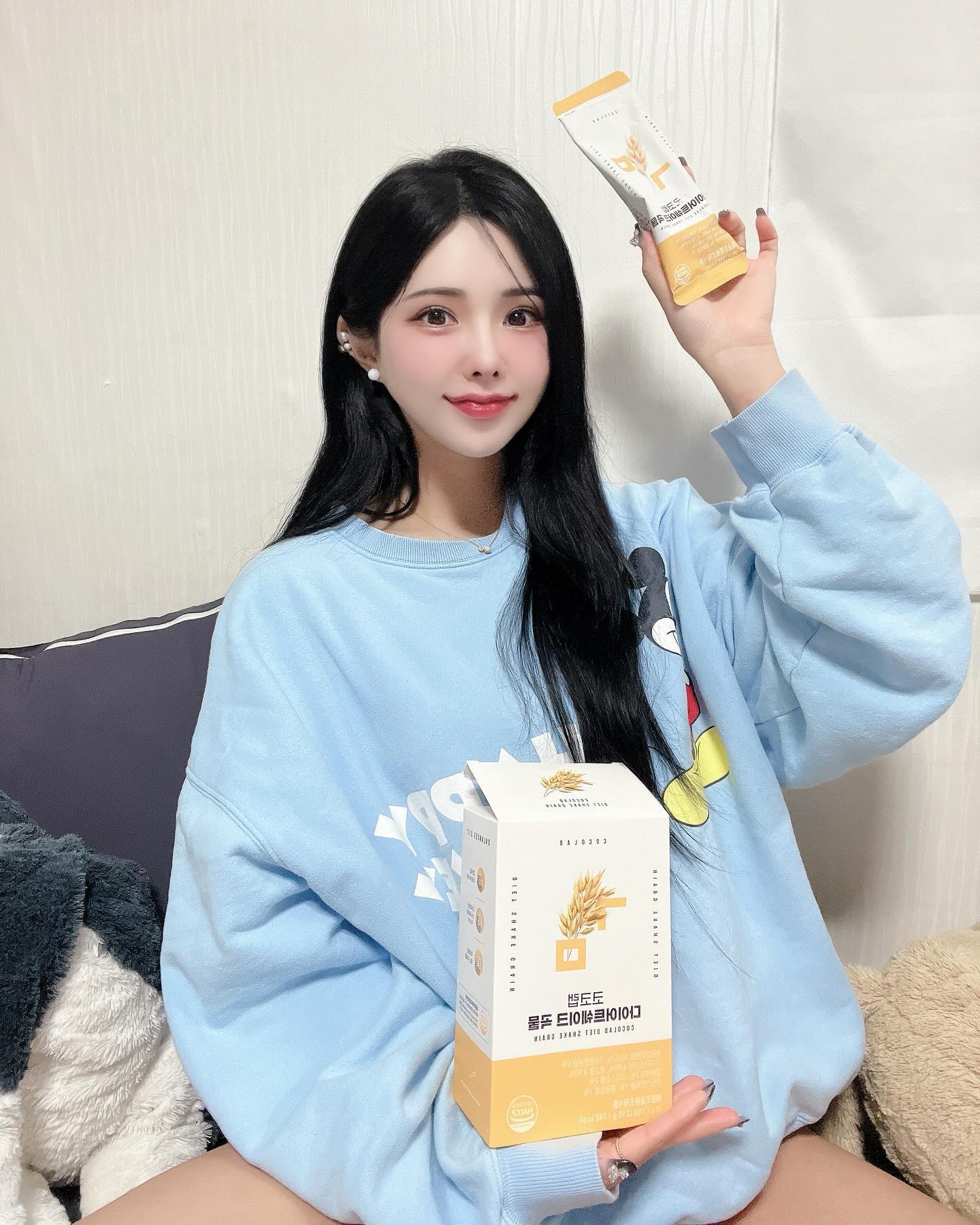 #협찬 #단백질쉐이크 ✔️ cocolab1973
.
유지어터를 위한 고단백질, 고식이섬유 제품인 #다이어트쉐이크
초코맛이랑 곡물맛이 있는데 나는 할머니 입맛이라서
곡물맛으로 픽했는데 완전 그냥 미숫가루같아서 놀랬다눙~😝
우유에 타니까 적당히 걸죽하면서 고소함은 2배~✌️
바삭한 크런치볼도 씹히니까 쉐이크 단독으로 먹어도 짱맛!!
.
체중감소에 도움을 준다고 알려진 락토페린 함유+++
체중조절용 조제식품으로 한 끼의 식사를 대용하기 위해
체계적인 영양소가 설계된 쉐이크라 그런지 일반 쉐이크보다
영양도 풍부하고 포만감도 든든했음~👍
코코랩 서포터즈 30명과 함께 맛, 포장형태, 성분을 기획,
개발한 제품으로 고객들의 높은 만족도는 물론
타사 대비 진짜 맛있는 다이어트 쉐이크였어요 😉
.
저는 좀 많이 먹는 편이라 그래놀라 시리얼을 쉐이크와 함께
만들어 먹었는데 진짜 너무 너무 맛있었어용 ㅜㅠㅜㅜㅜ
운동 전에 먹으니 속도 편안하고 좋아서 재구매 의사  완전 있음!!
.
.
 #식사대용쉐이크 #다이어트식단 #다이어트음식 #식사대용선식 #식사대용단백질쉐이크
#beauty#model#selca#daily
#운동스타그램#옷스타그램#운동하는여자
#운동하는남자#l4l#광고모델
#fashion#좋반#좋아요테러#oodt#먹스타그램#좋아요#부산#해운대#서면
#헬스타그램
