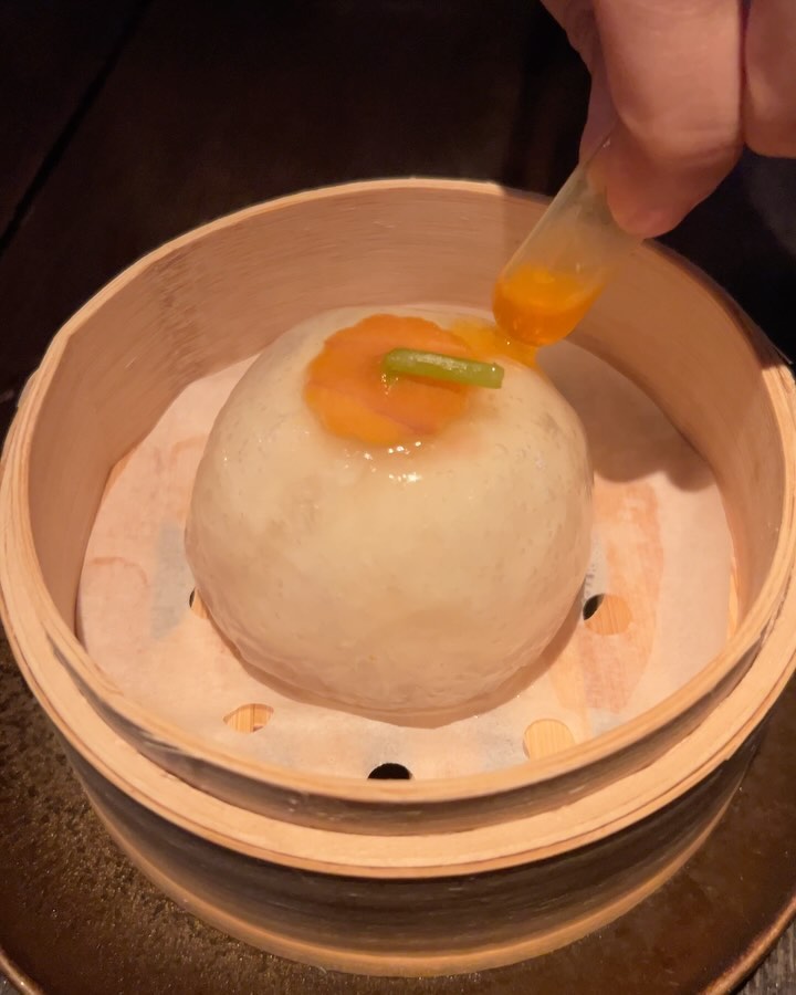 🥟 딤섬 
그게 뭐라고 이렇게나 감동스럽고 난리
고작 고기만두 새우만두일뿐인데

내가 가본 중국집 중에 초초 고급짐
먹어본 샤오롱바오 중에 젤 감동적
맛본 게살볶음밥 중에 젤 정성스럽
술은 그져 부드러울뿐🥂🥂

언젠가 또 와볼날이 있겠지 #mott32hk 
권선생퐈만 이틀째🤪

역시 생퐈는 홍콩에서🇭🇰술은 upper level에서🌃

#최고급중국요리 #생일파티inhongkong
#mott32hk #flex #샤오롱바오 
#랍스타오일 #랍스타딤섬 #랍스타마파두부