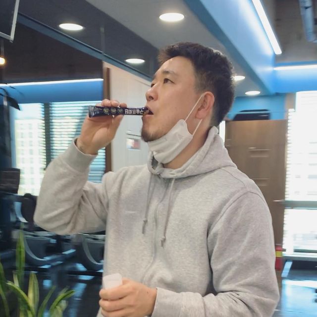 이동수 on Instagram: "#광고
운동할 때 단백질 섭취가 아주 중요하죠? 하지만 쉐이크컵과 물이 꼭 있어야하는 번거로움. 이제는 #리프타 #구슬프로틴 으로 간편하게 털어서 먹어요.

단백질 특유의 비린내 없이 가볍고 부드러운 목넘김으로 든든하게 단백질을 보충할 수 있어요. 고급 유청 분리 우유 단백질로 운동 후에 빠르게 흡수되는 WPI를 함유하고 있어 헬스장 갈 때 꼭 챙겨가요.

휴대하기 어려운 쉐이크컵은 이제 그만! 주머니에 2포씩 챙겨서 다니면 균형있는 단백질 보충 완료!

@lifta_official

bit.ly/liftaofficial

#간편식단 #프로틴바추천 #보충제추천 #단백질추천 #보충제 #프로틴바 #단백질보충 #단백질보충제 #단백질쉐이크 #간편식단 #헬스 #필라테스 #등산 #요가 #테니스 #크로스핏 #다이어트 #식단 #바프 #바프촬영 #바디프로필 #헬스타그램 #다이어트식단
#초간편프로틴 #프로틴 #단백질 #운동"
