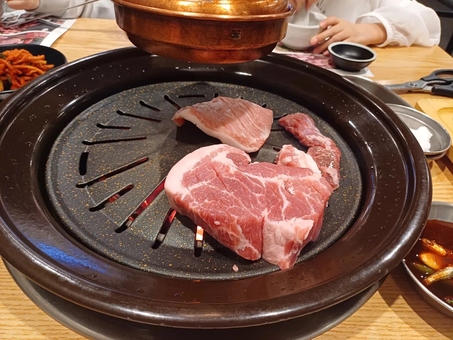 #협찬 #뱅뱅사거리맛집 #역삼동고기집 #역삼회식 #역삼동삼겹살 #사람사는고깃집김일도 #김일도한판 #사람사는고깃집김일도뱅뱅점 

아이들과 방문한 맛집
블로그 방문체험으로 왔지만 너무 만족스러워 인스타후기꺼지 남기는 센스
부드러운 고기도 맛있고 아이들과 오니까 배려심 짱
보통은 크게 썰어주시는데 그냥 저 편히 먹으라고 아이들 사이즈 작게 잘라주셔서 따로 가위로 더 자르지 않고 아이들은 아이들대로 나는 나대로 맛있게 즐길 수 있었던 맛집
다음에 우리 가족 외식으로도 재방문의사 있음
가족외식으로 오시는 분들에게도 강추하고 싶은 곳
