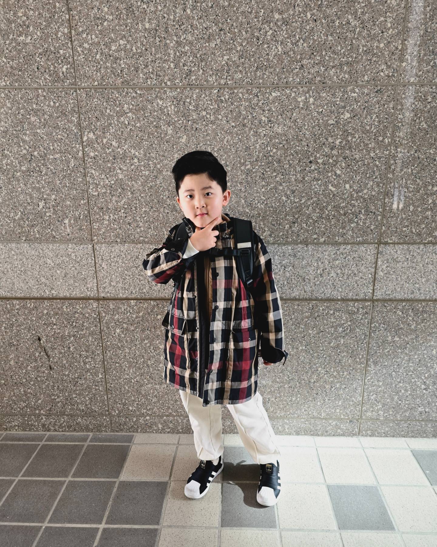 🤎
3.4 남주환 입학!

하루 하루 아이들 케어하며 살고 있는데도
아직도 한번씩은
내 아들,내 딸 이라는게 너무 신기하다.

벌써 우리아들이 8살이 되어서 가방매고 학교에 간다.
전날 가방 챙겨주는데 
처음 느껴보는 감정이 들어서 또르르..😭

8세 출발을 응원해~
엄마가 행복한 초딩을 위해 더 노력할게🤎

등교
하교
놀이터
학원
놀이터
태권도
밥
일과 끝

초딩 겨우 하루 따라다녔는데 입에 염증이 생겼다..
아자 아자 화이팅!
남채린도 따라다닌다고 고생이 많다ㅋㅋㅋㅋㅋ😜

#초딩맘 #입학 #초등학교입학 #화이팅 #엄마는위대하다 #아빠는위대하다 #초딩은위대하다 #11개월아기도위대하다 #ㅋㅋㅋ #jang1829