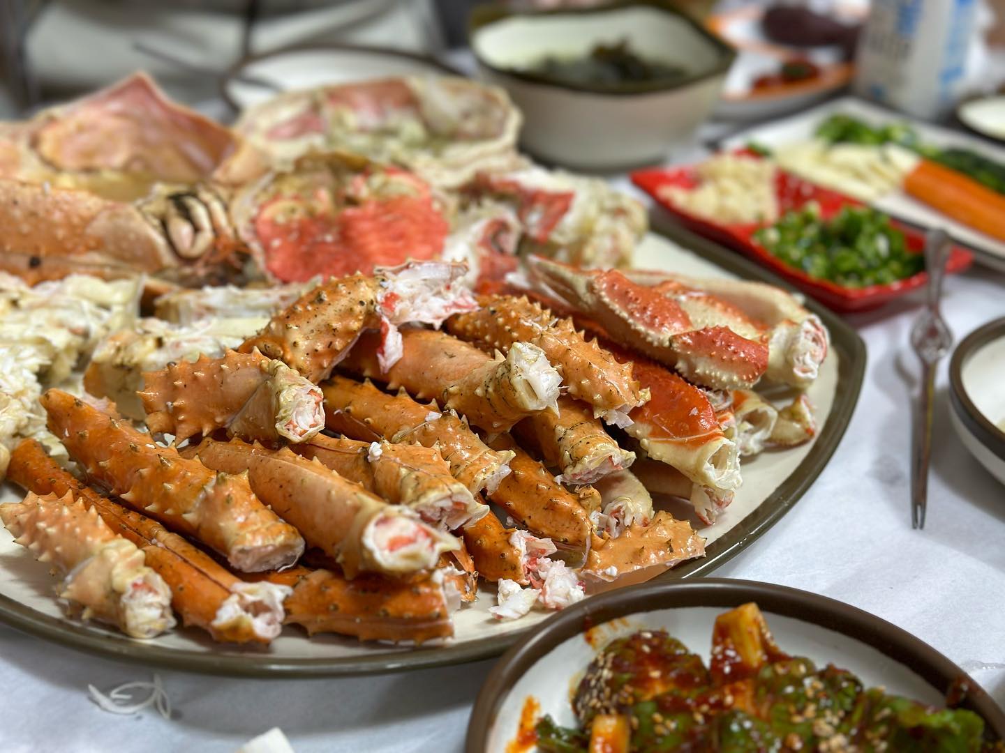 👶🏻 인생184,185일차 : 마산-부산

시엄니가 맛있는거 사주신데서 대게먹었어요ღ 
맛있는 음식에 술이 빠질수 없기에 시아부지랑
뚜호빠는 소주를... 나는 운전해야하니까😭

음식이 나올무렵 눈치껏 낮잠 자주더라구요
편~~ 하게 먹었답니다ㅎㅎ

다음날은 전국구모임하러 부산으러 달려갔어요
부산역에서 잠!깐! 만나고 다음코스는 밀면집~~
뚜호가 있어서 정신없이 흡입했네유

근처카페로 이동하고 수다떠는데 우박이....
우산없는 우리는 다들 당황했지만 횟집찾아서
회먹으러 뛰어감ㅋㅋㅋㅋㅋㅋㅋㅋㅋㅋㅋㅋㅋㅋㅋ