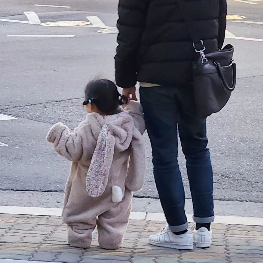 사진첩 정리하다 발견한 사진🩷
이 더운 여름에 무슨 계절감이냐 싶지만
아빠 퇴근하고 오면 자고 있던 아기가
쑥쑥커서 이제 아빠 퇴근마중도 짧지만
갈수있는 아기가 된 내 천사👼🩷
.
.
.
.