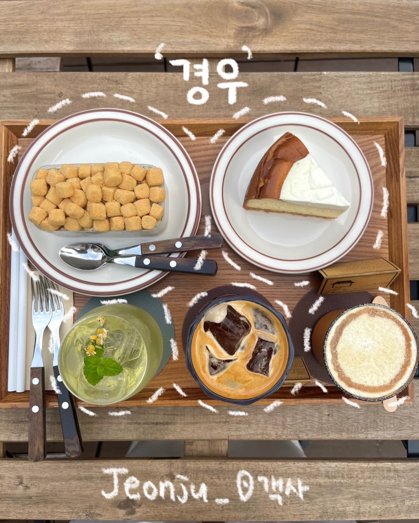 🏠경우

전주 객사의 따뜻하고 감성가득한 카페 ‘경우’
100년 넘는 역사를 가지고 있는 가옥카페🤍

여러분들은 예쁜카페와 맛있는 카페 중 어느 곳을 좋아하시나요?
저는 둘 다! ~지만 ㅎㅎ 한가지만 고르자면 맛있는 곳😋
그런데!! 경우는 둘 다 가지고 있는 곳이에요🤍

매장의 인테리어와 감성에 한번 반하고,
사장님의 친절함에 두번 반하고,
맛에 세번 반하는 이 곳-⭐️

전주인들에게 전주여행객등에게 강력 추천드립니다🩵

🏠 gyeongwoo_official 

#전주 #전주맛집 #전주카페 
#전주객사 #전주객사맛집 #객사 #객사카페 
#전주여행 #전주데이트 #전주예쁜카페 
#경우 #카페경우 #전주경우 #전주맛동산 #🌬️🍠