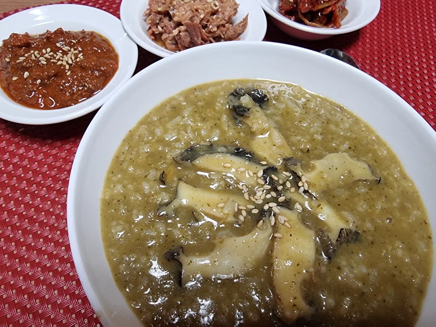 #협찬
.
역시 영양만점 몸보신의 끝판왕은 전복죽 😋
.
타사브랜드의 전복죽은 
자잘하게 잘려나와서 먹는둥 마는둥 했는데,
.
전복온담은 100% 국내산 활전복으로 
신선함은 물론 식감이 좋았을 뿐만아니라 
한 눈에봐도 실하고 넘치는 전복양으로 승부하고 
다시마와 보리 누룽지를 넣고 끓여서나온 
제품이라그런지 맛이 진하고 구수했음 👍
.
깔끔하게 하나하나 정성스럽게 진공포장되어 
여행갈때나 캠핑갈때 간편하면서도
든든한 한 끼 식사하기에 너무 만족스러울것 같음 ^^ 
.
부산 유명 맛집인 일광소나무집에서 
판매하는 시그니처 전복죽으로 
공장에서 막 찍어내는 게 아니라니 
더욱 믿고 맛볼 수 있음 
.
남녀노소 할 것 없이 
넉넉한 양으로 온가족 모두 푸짐하게 
건강과 배를 한 번에 채울 수 있었음 
.
물만넣고 끓였을 뿐인데 
엄마요리 최고라고 해준 나의 아이들 👫
덕분에 엄마노릇 톡톡히 함 

🌱 구매정보 (jeonbogondam)
https://m.smartstore.naver.com/jeonbogondam/products/8626353853

#전복온담 #전복죽 #전복죽밀키트 #밀키트추천