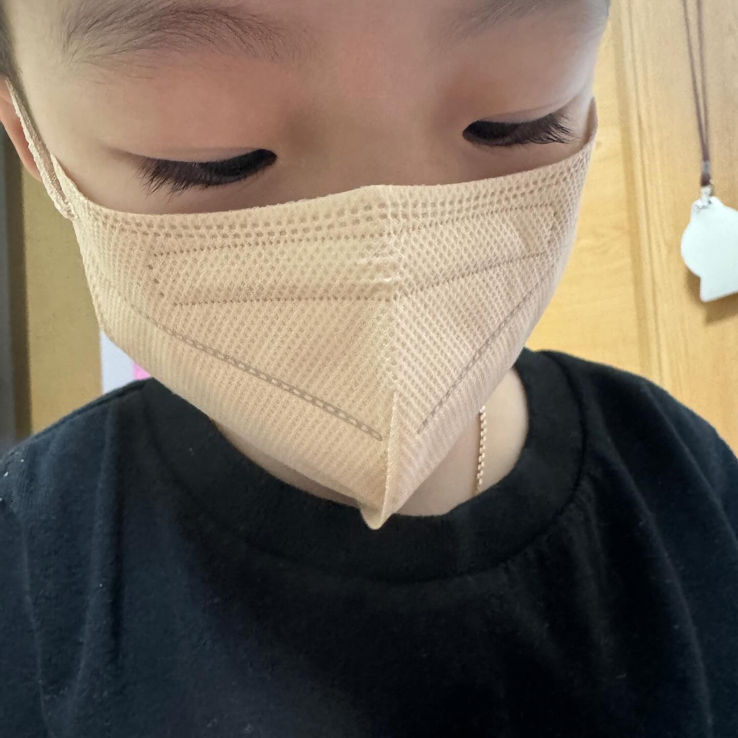 업체로부터 제공받은 제품입니다

유치원 들어가면서 교실에 정원이 많아지니 걱정도 되고.. 편한 마스크 찾다가 알게된 에어리본마스크! 5세 아이가 사용하니 사이즈가 넉넉~ 그래서 오히려 더 편하다고 하니 굿~👍
🍀국내산 원료에, 더마테스트 엑셀런트 인증에, 스펀본드 안감 사용으로 안심!
🍀각종 인증 및 시험 테스트 완료한 제품이라 안심하고 사용할수 있어요~ 

그래서 그런가 아기가 오래 사용해도 불편하지 않다해서 가장 만족스럽네요!
아기랑 병원 갔다가 보호자도 마스크 써야 한다해서 아기마스크 제가 써봤는데 저한테도 맞더라구요? 직접 사용해보니 너무 편해서 놀랬어요. 안감이 부들부들~ 키즈마스크 넉넉한 사이즈 찾으신다면 추천!😍

#어린이마스크 #유아마스크 #키즈마스크 #소형마스크 #초등학생마스크 #아동마스크 #마스크추천 #귀편한마스크