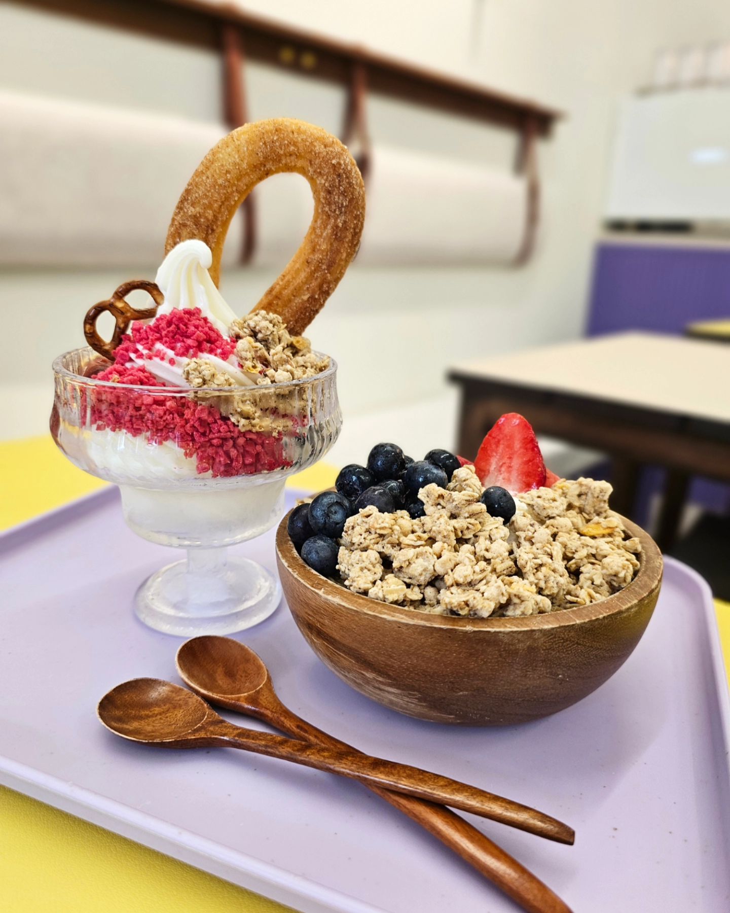 #협찬 [요거트퍼플 발산마곡점🍧]
요새 요거트전문점 핫하잖아요!?😻
그중에서 핫 오브더 핫한 요거트퍼플 다녀왔어요!💜💜💜
가게 대문이며, 내부인테리어 핫한거 보세요~ 
산뜻하고 예쁜 보라보라 포인트부터 쏙 맘에들어버렸어요!
키오스크도 상세히 사진설명 되어있어 좋았답니다.👍👍👍
딸기요아추+베리베리그릭 이렇게 아수킴&요거트 조합으로 시켜보았답니다.
일단 비쥬얼 보세요~ 이거 뭐 모형인줄,,! 넘 예쁘잖아?!🥰😍🤩
자 이제 헤메이지 말고 요거트퍼플로 정착하기~!!!

👉딸기요아추 
갓튀겨낸 수제추러스 똥그랗게 올라간 딸기청 토핑 요거트 아수킴~
츄러스가 찐이예요! 
👉베리베리그릭 
생블루베리&딸기(냉동) 그리고 내사랑 그래놀라 잔뜩올라간 그릭요거트 
세상에 토핑 넘치는거 봐요~ 얼마나 많은지 스푼으로 떠올리면 우수수~
요거트는 또 얼마나 꾸덕한지 질감 보이시나요? 

🧡 요거트퍼플 발산마곡점
💛 yogurtpurple_magok 
💚 서울 강서구 공항대로 194 1층 112호 (마곡역 4번출구)
💙 영업시간 10:00~00:30
💜 주문메뉴 : 딸기요아추, 베리베리그릭

#요거트퍼플발산마곡점 #마곡요거트 #마곡카페 #발산요거트 #발산카페 #마곡맛집 #발산맛집 #마곡역요거트 #발산역요거트 #마곡역맛집 #발산역맛집 #요거트퍼플 #요거트아이스크림 #요거트 #그릭요거트 #아이스크림