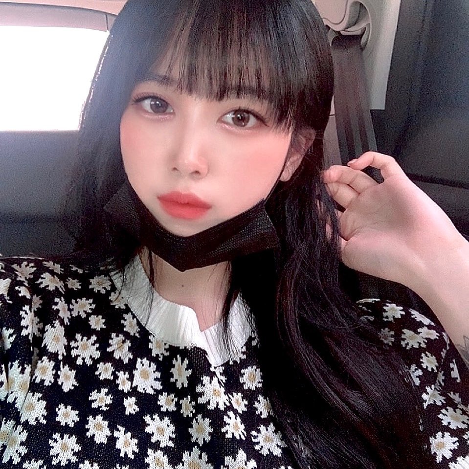 머리를 왜케 만지누,,🙄