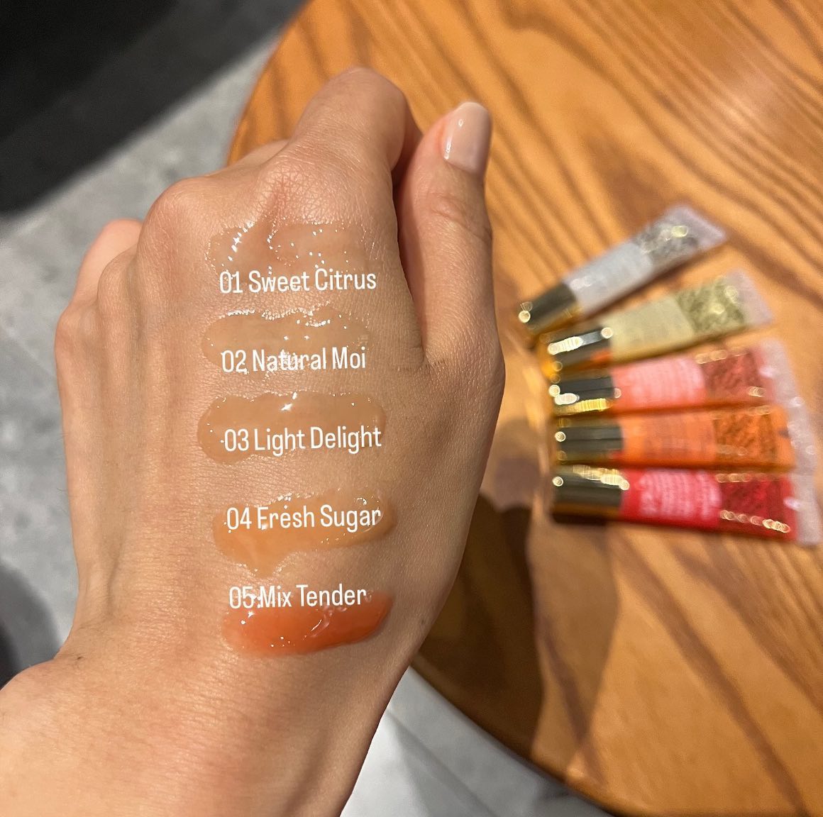 #협찬 naeorilttae_official
립 글로우 밤 하이드레이팅 💋❤️
Lip glow balm hydrating
촉촉하게 차오르는 수분 광채로 바를수록 깊어지는 보습케어

건조할때 수시로 발라주고, 자기전 입술주위까지 듬뿍
올겨울 립글로우밤 너로 정했다..!
튜브타입이라 바르기 아주 간편~~~💄❤️