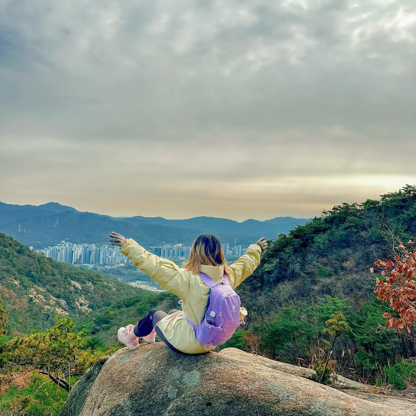 .
관악산 미소능선 코스🏔

정부과천청사역>미소능선>팔봉능선>연주대>연주암>과천향교 (4시간 소요)

지난번 사당능선 코스는 지루하고 힘들었는데,
이번 코스는 암릉산행이라 너무 즐거웠다😍
사족보행하며 열심히 오름🔥

hehe5028 
다음엔 릿지화 사서 육봉능선 도전?!
겨울엔 설산 가쟈 🗻

정상에서 즐기는 막걸리랑
하산 후 먹은 막걸리는 꿀맛 😋

#관악산 #관악산미소능선 #암릉산행 #암릉 #산타는여자 #관악산생막걸리 #관악산정상 #관악산능선 #관악산등산 #등산 #등산스타그램 #등린이