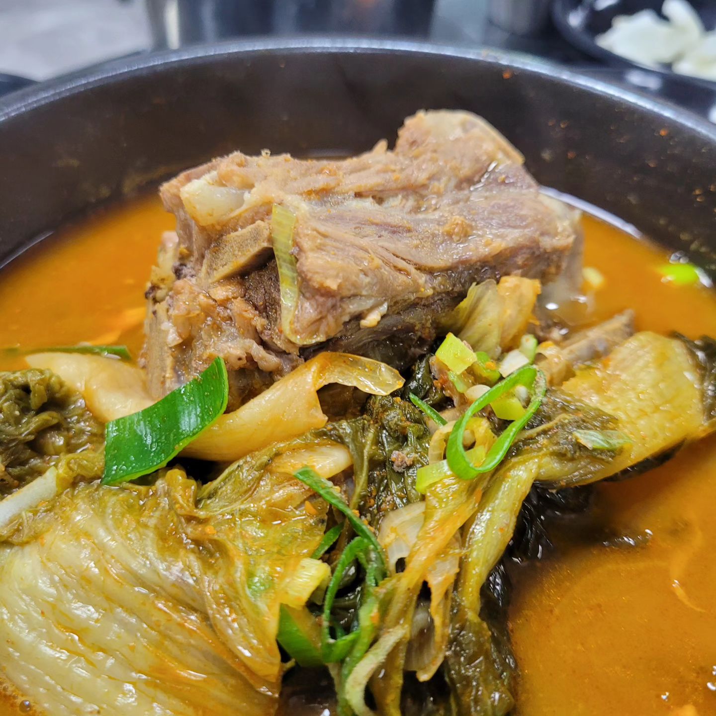 국보해장국은 언제나 사람들이 많다.
테트리스찜닭과 같이 영업하는 줄은 방문하고 나서 알았는데요.
배달은 테트리스찜닭이 많고, 홀은 국보해장국이 많다.
손님들은 주로 뼈다귀해장귝과 갈비탕을 주문해서 먹길래, 뼈다귀해장국과 갈비탕을 주문했어요.
전골도 먹고 싶었지만...
#영대국밥맛집 #국보해장국