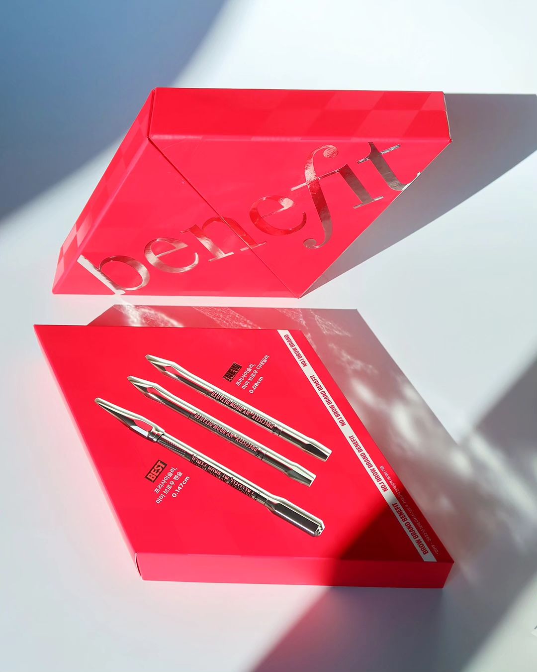 #광고

안녕하세요!❤️ 제가 최근에 사용해본 베네피트 'Precisely, My Brow Detailer'를 소개해드리려고 해요. 눈썹 그리기가 어려운 분들을 위한 꿀템이랍니다!

가장 큰 매력은 0.08cm 미세한 펜슬 팁으로 정말 섬세하게 눈썹을 그릴 수 있다는 거예요😊
크리미한 질감으로 부드럽게 발려 자연스러운 눈썹을 연출할 수 있어요!💕

색상도 다양해서 제 피부 톤과 머리 색에 딱 맞는 색상을 찾을 수 있어요.
저는 3.5호!

눈썹 그리기 초보자분들도 쉽게 사용할 수 있어서 정말 추천드려요. 미세한 팁으로 눈썹의 빈 곳을 채우거나 모양을 잡기가 정말 간편하거든요🥰
쉐입을 잡을 , 마이 브로우 펜슬을 사용하면 꿀조합!

이제 눈썹 그리기 걱정은 끝! 베네피트 프리사이슬리, 마이브로우 디테일러&펜슬과 함께라면
매일 완벽한 눈썹으로 자신감을 뽐낼 수 있겠어요❤️

#베네피트 #베네피트아이브로우 #아이브로우 #아이브로우추천 #눈썹 #베네피트프리사이슬리 #프리사이슬리디테일러 #benefitbrows #눈썹펜슬 #브로우메이크업