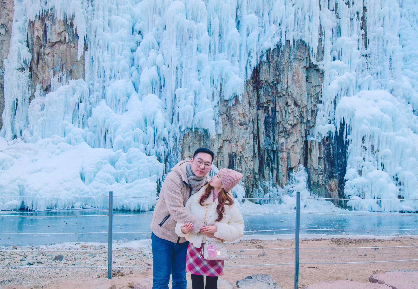 # 2 0 2 4 0 1 3 0 
벌써 2월이 다가오는, 시간이 어쩜 이렇게 호다닥 가는걸까요😭

겨울의 풍경을 즐길수있는 얼음왕국❄️🩵
보면 볼수록 웅장함에 반하게되는,, 작년보다 녹은 얼음이 많아 아쉬운 풍경이지만 그래도 예쁨 가득한 🧸🤍

얼마전, 아이유 콘서트 선예매날이였는데 올해도 무사히 티켓팅 성공💜 17년도에 첨 가본 콘서트에 반해버려 지금까지 쭉- 가는☺️ 신곡을 콘서트에서 실제로 들을수있다니 얼른 콘서트 가곱따🍑💜 
.
.
#청송얼음골 #여행을떠나는이유 #셀프스냅 #여기서행복할것 #국내여행지추천 #새댁일상 #어비계곡 #selfie #비에이 #삿포로여행 #f4f #달리온 #대한민국구석구석 #삿포로 #장수커플 #선팔하면맞팔 #여행다녀왔습니다 #데이트코스 #대관령양떼목장 #초리골164 #아이유콘서트 #청양알프스마을 #삼양목장 #커플스타그램 #여행에미치다_국내 #럽