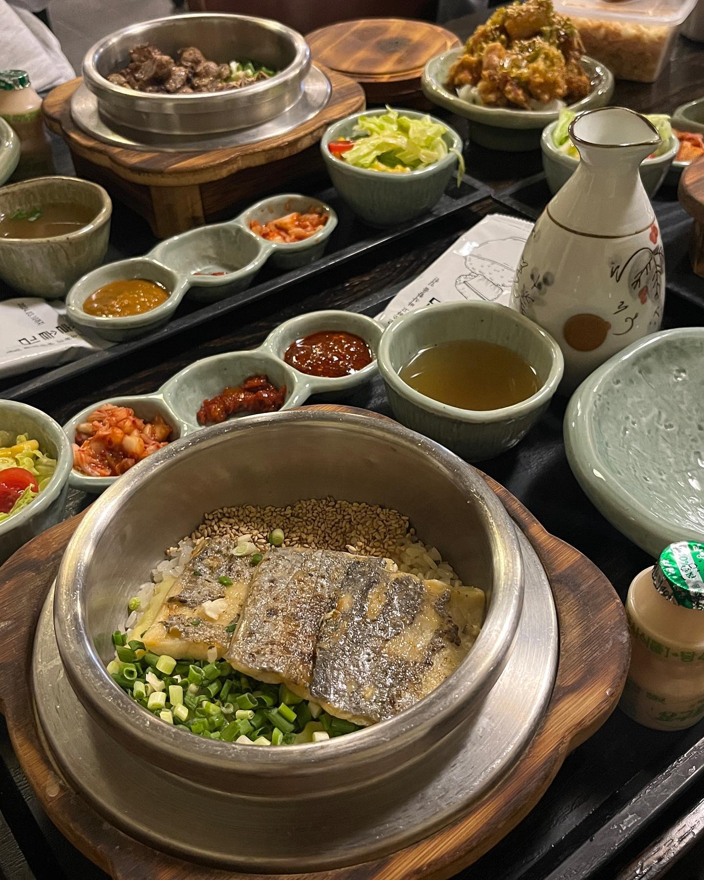 🍚 솔솥 용인보정점
💓 solsot_bojeong
🕐 11:00 - 21:00 (BT 15:00 - 17:00)

보정 카페거리 한식 맛집, 솥밥이 맛있는 솔솥 용인보정점.

한식 좋아하시는 분들은 잘 알고 계실 솥밥 체인점, 솔솥. 단국대 주변 보정 카페거리에 있는 솔솥에 내돈내산으로 다녀왔어요.

🏷 갈치순살솥밥 16.0
🏷 돼지고사리솥밥 14.0
🏷 유린기 7.5

제가 정말 좋아하는 제주도 '담백'의 갈치솥밥이 너무 그리웠는데, 솔솥에도 있더라구요 ? 바로 주문 갈겨 -! 갈치는 매번 뼈를 발라내기가 참 번거로운데, 통통한 갈치가 순살로 되어 있어서 편하고 맛있게 먹을 수 있었어요.

제 친구의 솔솥 최애 메뉴, 돼지고사리솥밥. 한입 먹어보았는데, 고사리의 향긋한 내음과 돼지고기가 잘 어울렸어요. 다음번에는 가장 인기 메뉴인 스테이크 솥밥에 도전에 보려구요 !

📍 용인시 기흥구 죽전로 15번길 20-8 1F
☎️ 070-8848-3697
📌 주차/포장 가능

#보정맛집 #죽전맛집 #보정카페거리 #단국대맛집
