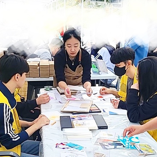 ✨반짝반짝 🌟빛날지니✨

요즘 나를 향며 ‘빠져나갈 수 없는 마의 구간’이라 
칭해주는 자들이 생겼다. 

물론 사진속 사람들은 1도 관련없는 자들임음 밝힙니다. 
북페스티벌 그날의 너무 감사했던 봉사자팀들입니다. 오해마시길.. 🤣🤣

정작 작은도서관이라는 마의 구간에서
빠져나가지 못하고 있는건 난데,

그 또한 나를 향한 무한 애정인것을 안다.

내가 함께 가야할 사람들. 
내게도 함께 가고픈 사람들. 
잃고 싶지 않은 사람들인거다.

빛날지니가 너무 강력해서 
짓고 싶은 본인 이름은 
정작 떠오르지 않는다며 

웃기도 했다가 투덜대기도 했다가 
칭찬인지 화를 내는건지 묘하게 사람냄새를 풍기는
농담과 진담을 잘 구별못하는 나에겐 
참으로 아리송한 신기한 사람들이지만

나는 이 사람들과 같이 보내는 시간들이
한시간이 하루처럼 한달을 한계절을 한해를 
시간가는줄 모르고 즐겁게 보내고 있었더라.

사라져버린 줄 알았던 한 켠의 내 모습 어딘가를 다시 만나 
서글펐더가 또 무척 그리웟다가 그모습이 너무 반가워 행복했다.

너무 보고싶었던 내 오랜 옛친구를 다시 만난 것 같은 반가움도
잃어버리지 않았다는 안도감도.

되살아난 동심덕분에

내가 봐도 나 요즘 좀 반짝반짝 빛날지니.

나와 함께 하는 그대들의 삶도 
반짝반짝 빛날지니!! 
같이 할거 많으니 딱 붙어있을지니!!

아이디어 빛날지니 ㅋㅋ 알지니? ㅋㅋ

#빛날지니 #그림책지도사 #그림책활동가 #그림책강사 #강사 #작은도서관운영자 #작은도서관활동가 #작은도서관강사 #작은도서관수업 #평생학습관 #평생학습관강사 #그림책아뜰리에 #작은도서관 #작은도서관협회 #두근두근그림책