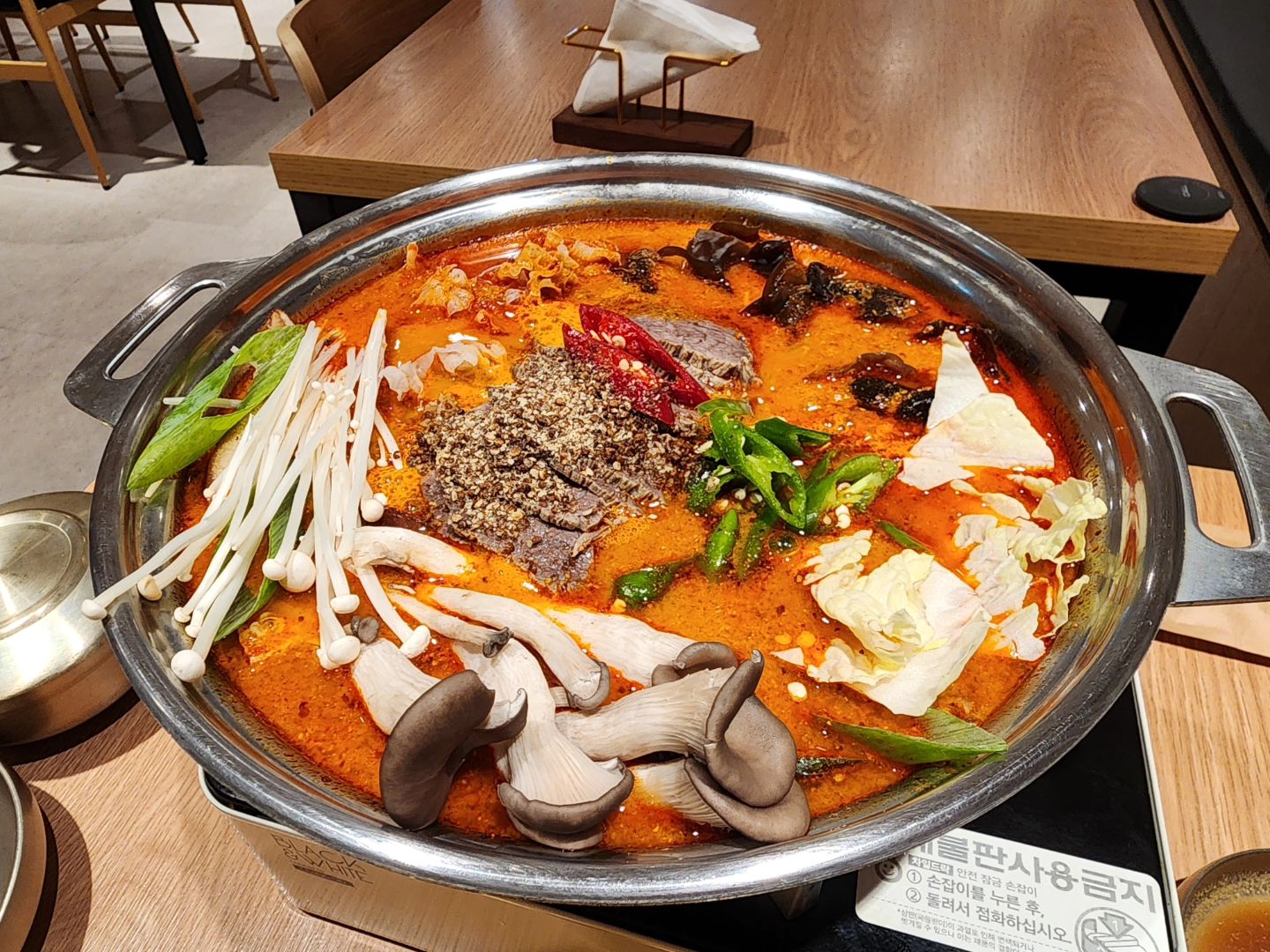 #설품
맛있는 한우요리를 다양하게 먹을 수 있는곳🐂
한우의 변신은 무죄❤️
한우양지버섯전골은 다양한 버섯과
얼큰한 국물, 진짜 찐으로 맛있는 양지까지👍
한우 얼큰 들깨 양지탕은 고기가 두툼하게 나와
식감도 너무나 좋은것☺️☺️☺️
전반적으로 음식이 깔끔하고
매장 인테리어도 아늑하니 편안한곳👌👌👌
다먹고 덕수궁 돌담길 산책까지~🚶‍♀️🚶‍♀️🚶‍♀️
.
.
.
#덕수궁맛집 #시청맛집 #시청역맛집
#서울맛집 #종로맛집 #한우맛집
#맛집스타그램 #맛집소개 #맛집
#맛스타그램 #맛스타소통 #맛스타
#먹스타 #먹스타소통 #먹스타먹팔 #먹스타그램