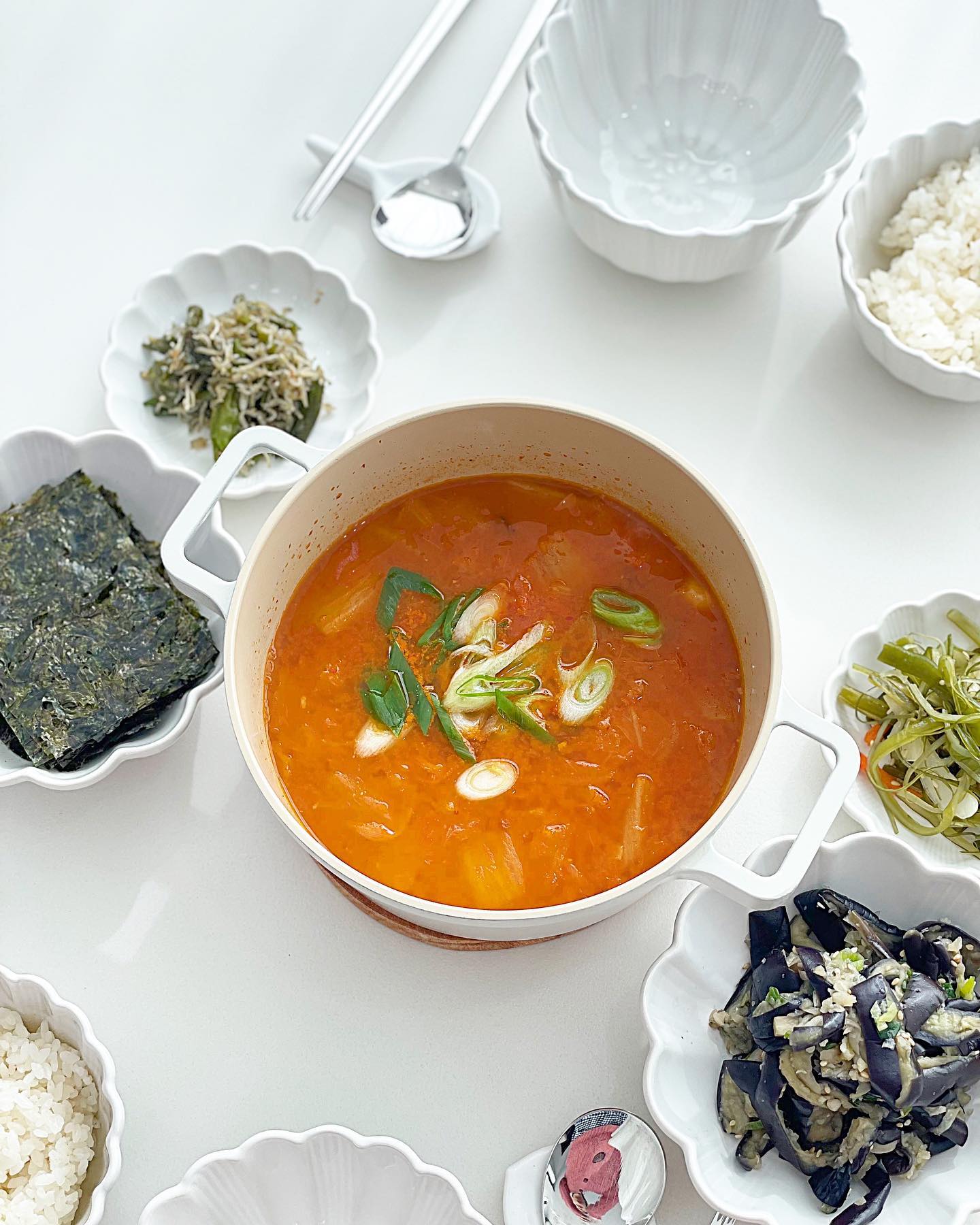 #협찬

맛있는 #묵은지김치찌개 가 땡길 때
집에서 간편하게 해먹기 좋은
#왕애밥상묵은지고기김치찌개 💙

이미 #코스트코김치찌개 로 유명한 아이라서
많은 분들이 아실텐데요,
이번에 먹어보니 왜 유명한지 제대로 알겠더라고요!

잘익은 김치에 큼지막한 고기들,
너무 짜지도 시지도 달지도 않은
누구나 좋아할 만한 알맞은 간 !

#김치찌개 좋아하는 사람들은
안 반할래야 안 반할 수 없는 맛이더라고요 😆

퇴근하고 집 오면 너무 힘들고 지쳐서
저녁차리기 귀찮고 배고픈데 😂
냉동실에서 꺼내서 바로 냄비에 끓이기만 하면되니
얼마나 간편하고 좋은지 모르겠어요!👍

다음에는 #캠핑 갈때 챙겨가서
먹어봐야겠어요 😁

#코스트코추천템 #코스트코필수템 #코스트코찌개 #코스트코 #코스트코쇼핑 #코스트코장보기 #코스트코묵은 지김치찌개