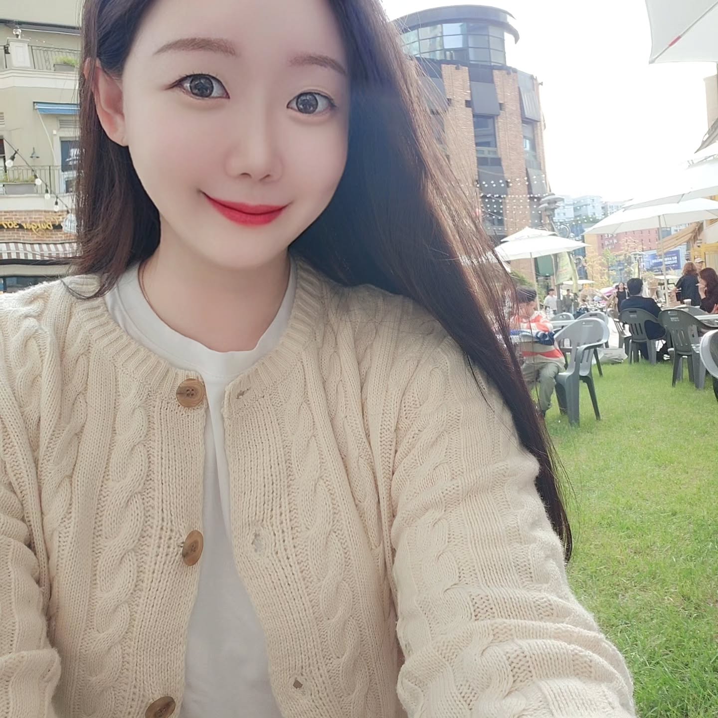 벨라시타야시장💚

지지난주에 갔던 백석동 벨라시타야시장😍
종종 야시장 여는걸 알고있었지만
시간이 안맞아 매번 못가다가
추워지기전에 드디어 가봤어요!!
맛있는 음식이 푸드트럭에도 있고, 
부스에도 많았어요!!🤤🤤🤤
저는 양꼬치에 레드락 맥주 한잔했답니다❤️
야시장분위기 너무 좋지 않나요???

#고양시맛집 #백석맛집 #벨라시타 #벨라시타야시장 #야시장 #야시장투어 #야장맛집 #야장의계절 #양꼬치 #레드락 #레드락생맥주 #맛도리 #팔로우환영💕
