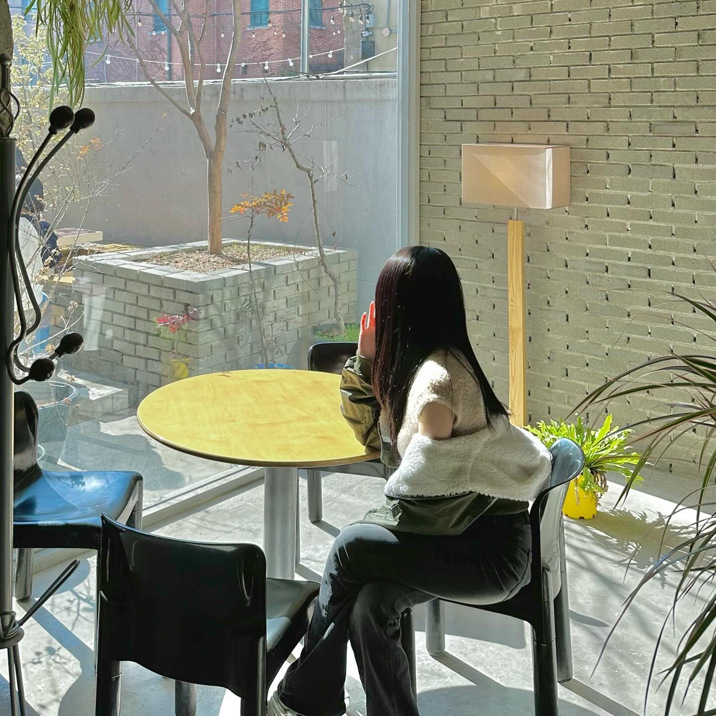 어울리지 않게 화창하고 따스한 느낌이 가득하길래